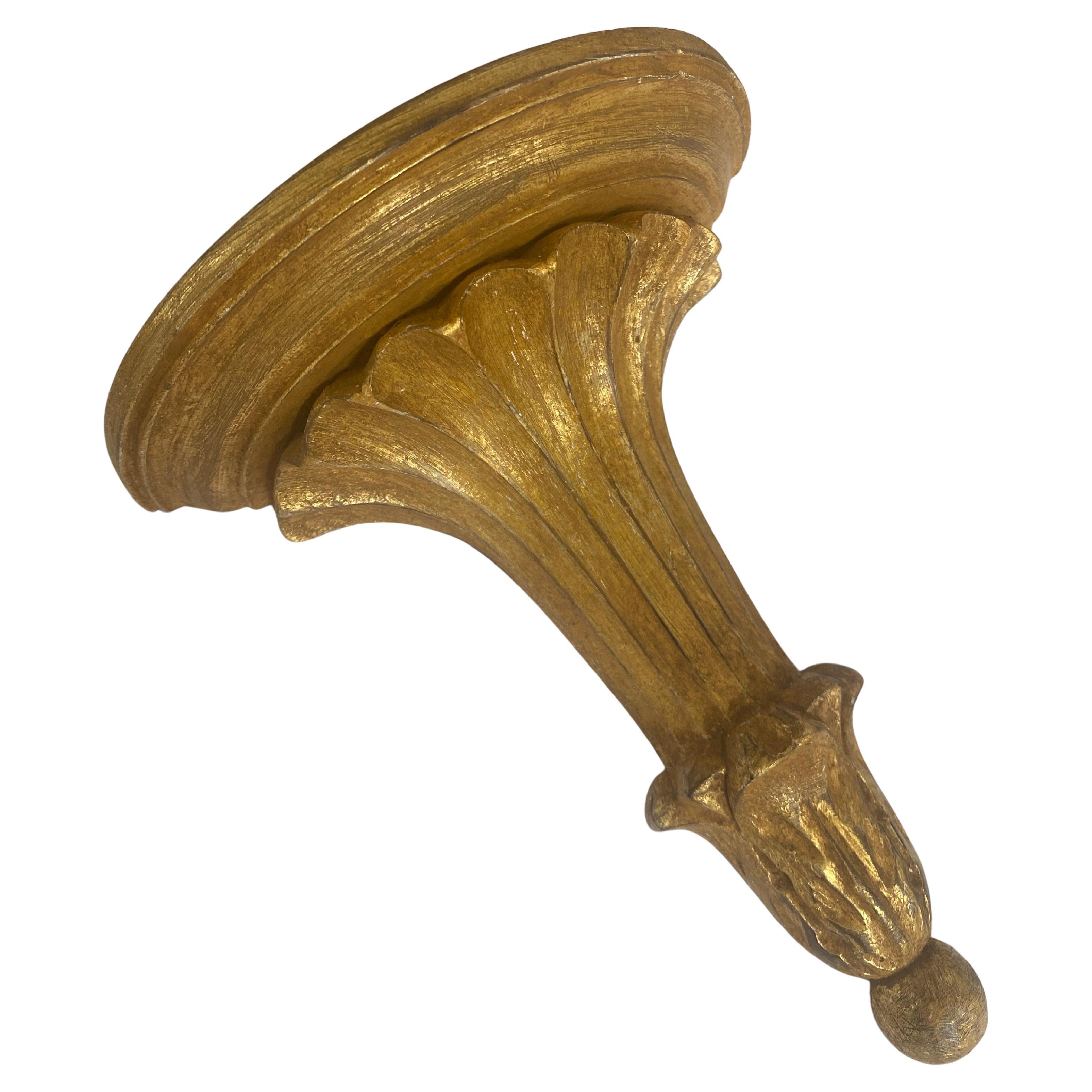 Precioso par de soportes de pared de madera dorada con gesso italiano.  Estas ménsulas florentinas talladas a mano presentan detalles estriados y un acabado patinado envejecido.  Cada estante de pared está listo para colgar con dos ganchos metálicos