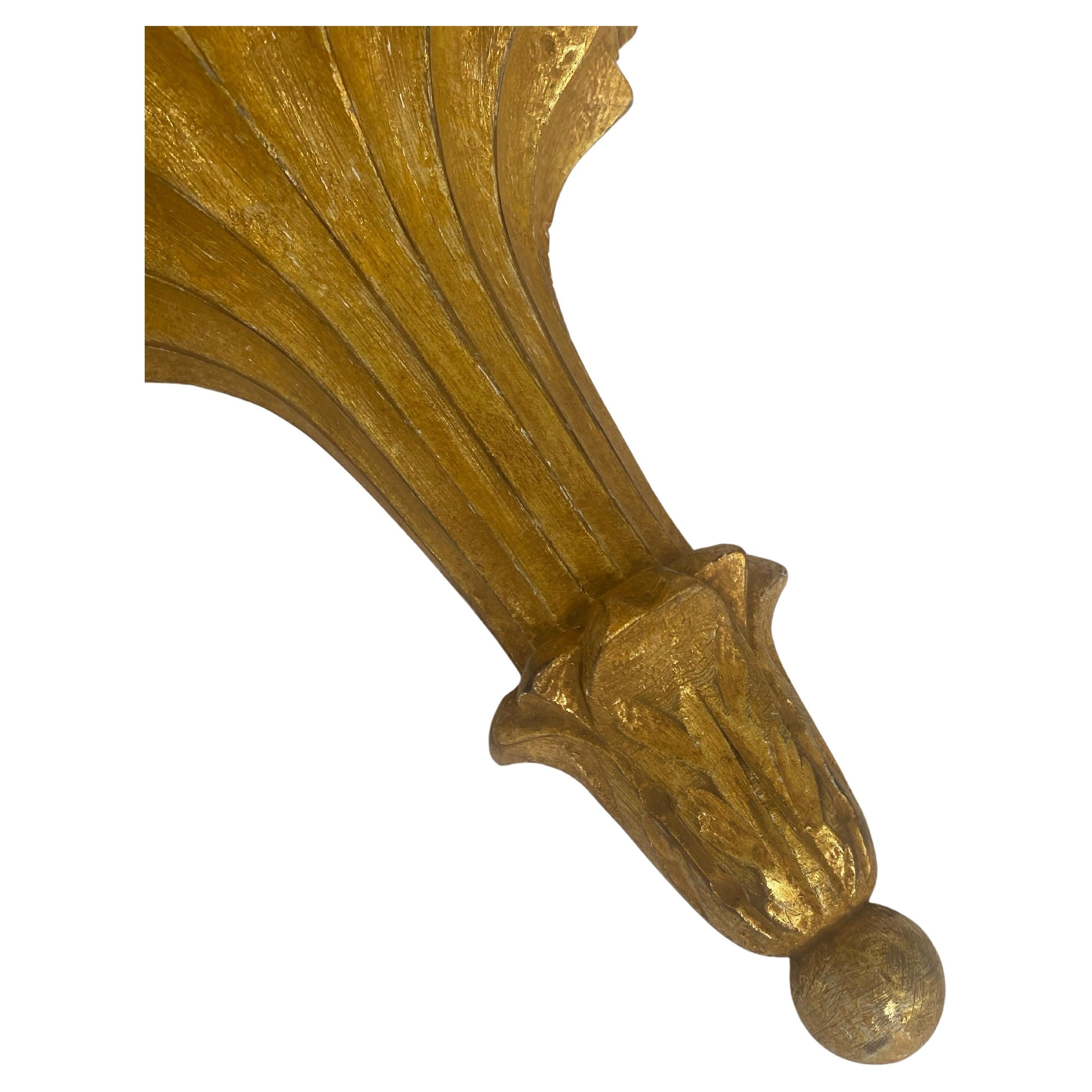 Estantes de pared de madera dorada tallada al gesso, Pareja Italiano en venta