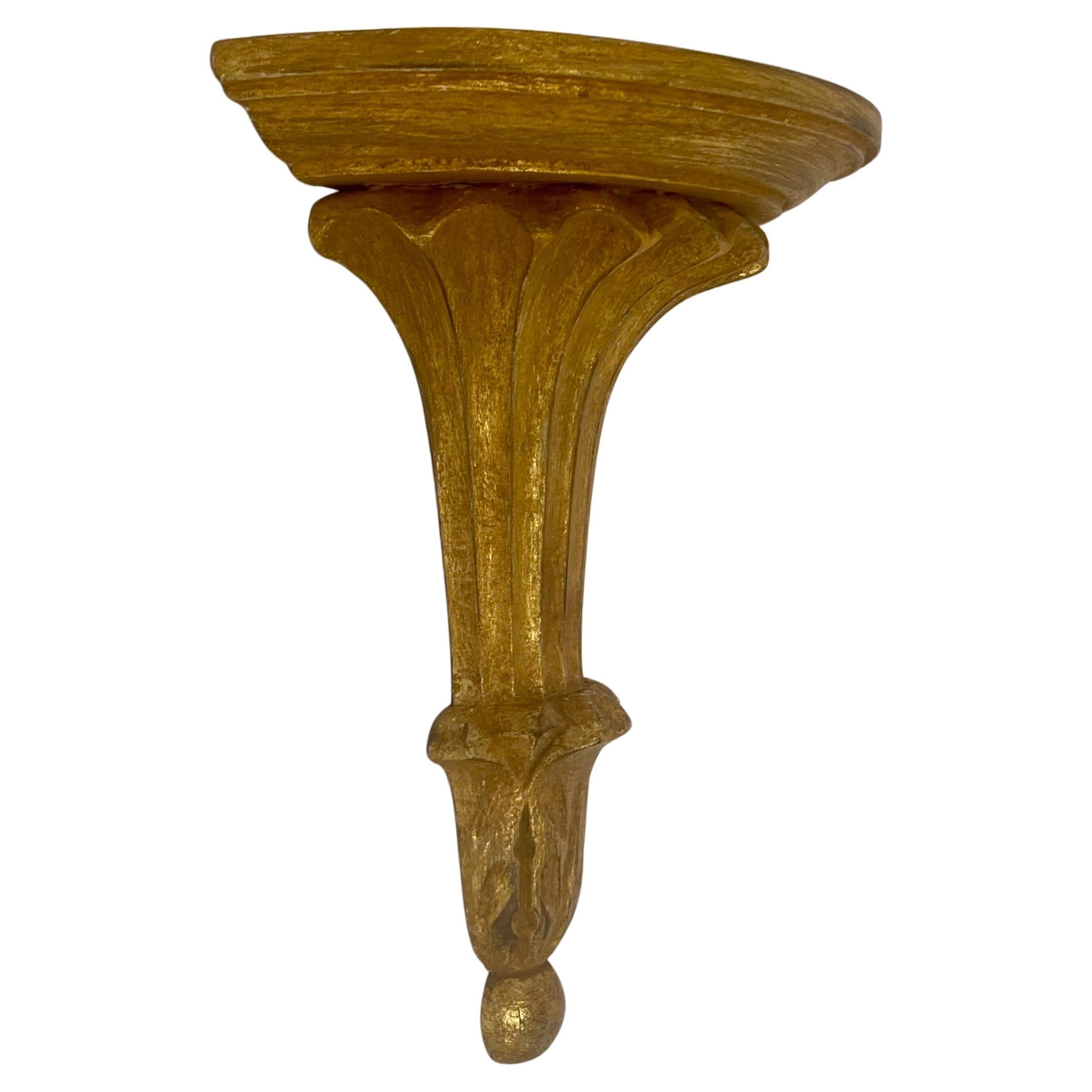 Estantes de pared de madera dorada tallada al gesso, Pareja en Bueno estado para la venta en Lambertville, NJ