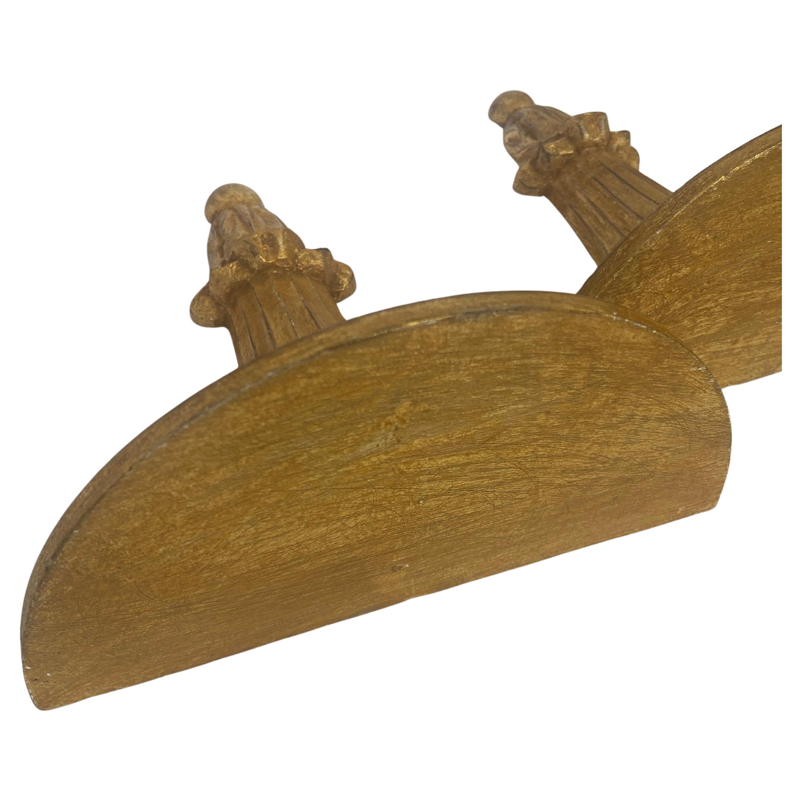 Estantes de pared de madera dorada tallada al gesso, Pareja siglo XX en venta