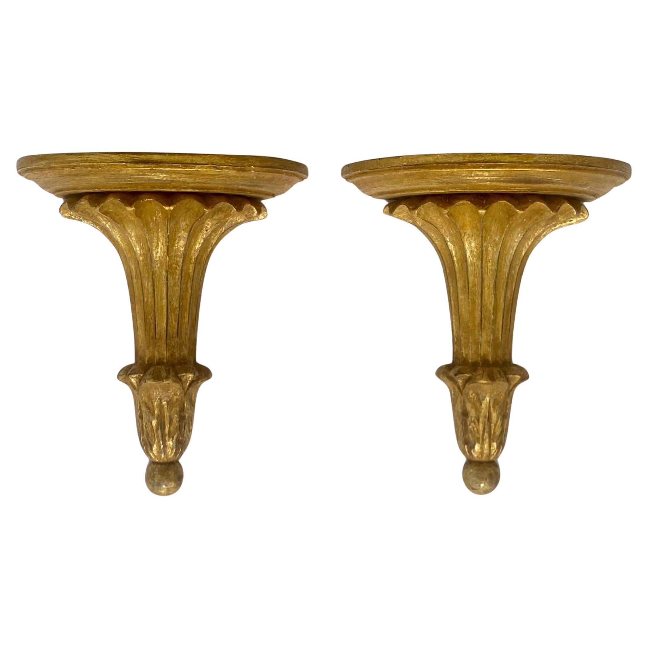 Estantes de pared de madera dorada tallada al gesso, Pareja en venta