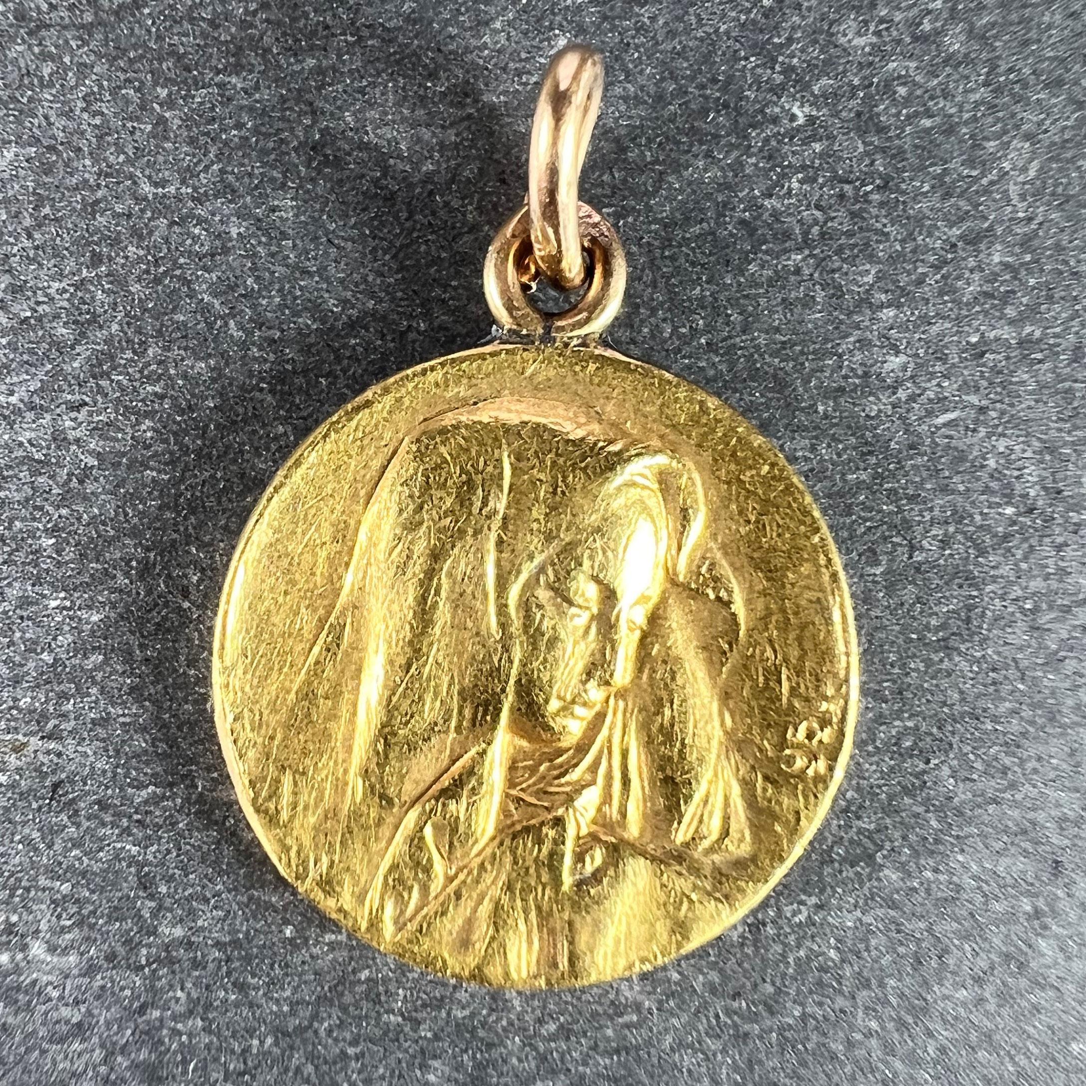 Pendentif à breloques en or jaune 23 carats (23K) conçu comme une médaille représentant la Vierge Marie d'un côté et le profil du pape Pie X de l'autre. Signé Giacomini, estampillé de la marque du hibou pour un minimum d'or 18 carats et