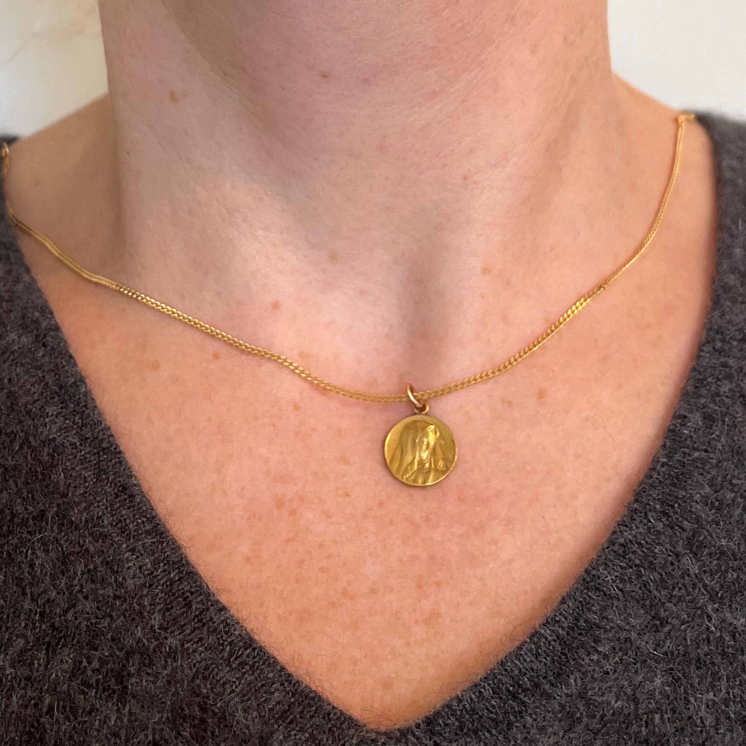 Italian Giacomini Virgin Mary Pope Pius X 23K Yellow Gold Medal Charm Pendant In Good Condition In London, GB