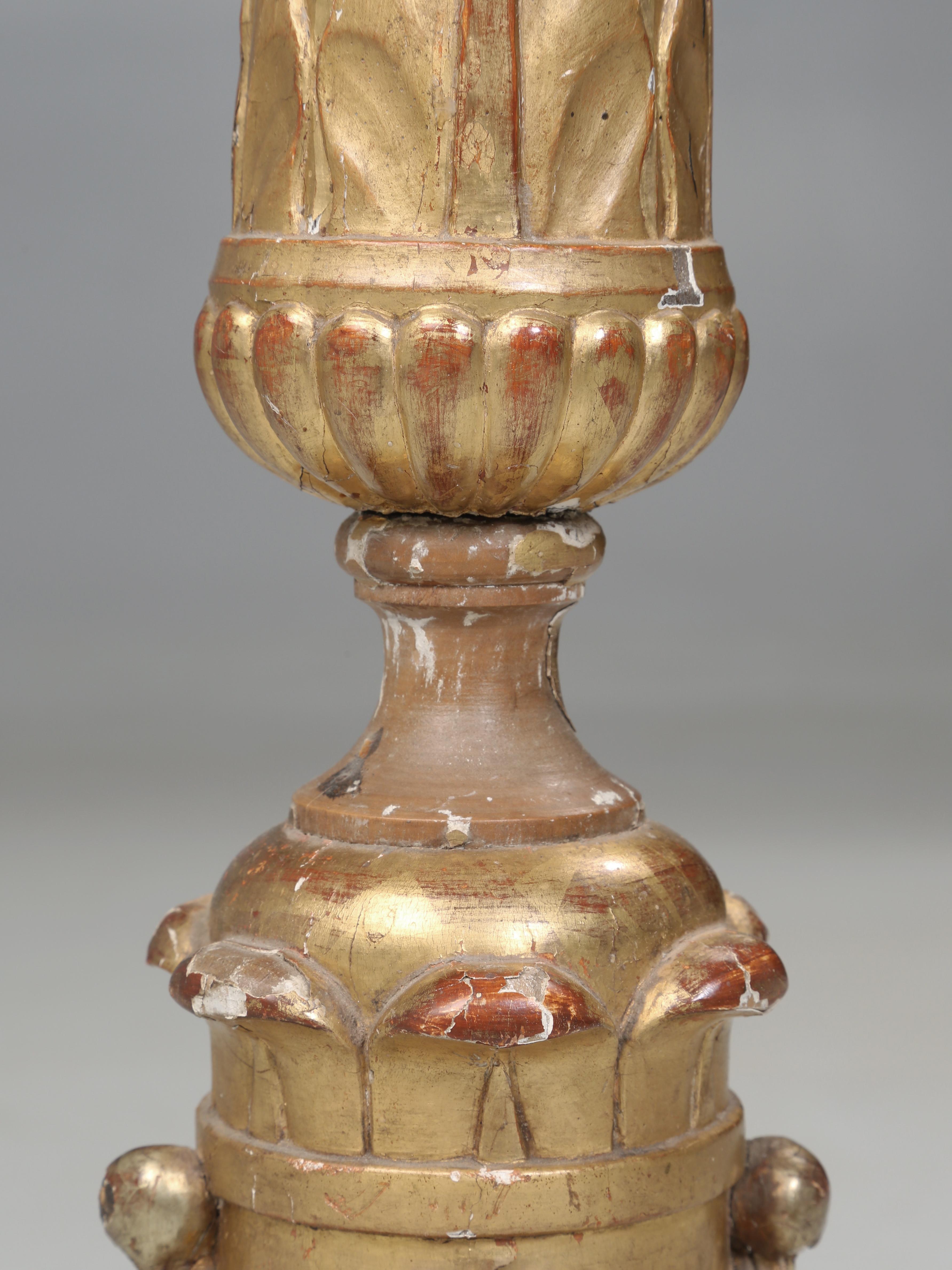 Italienischer vergoldeter italienischer Altar-Kerzenleuchter, komplett original und unrestauriert, um 1780-1820 (Gips) im Angebot