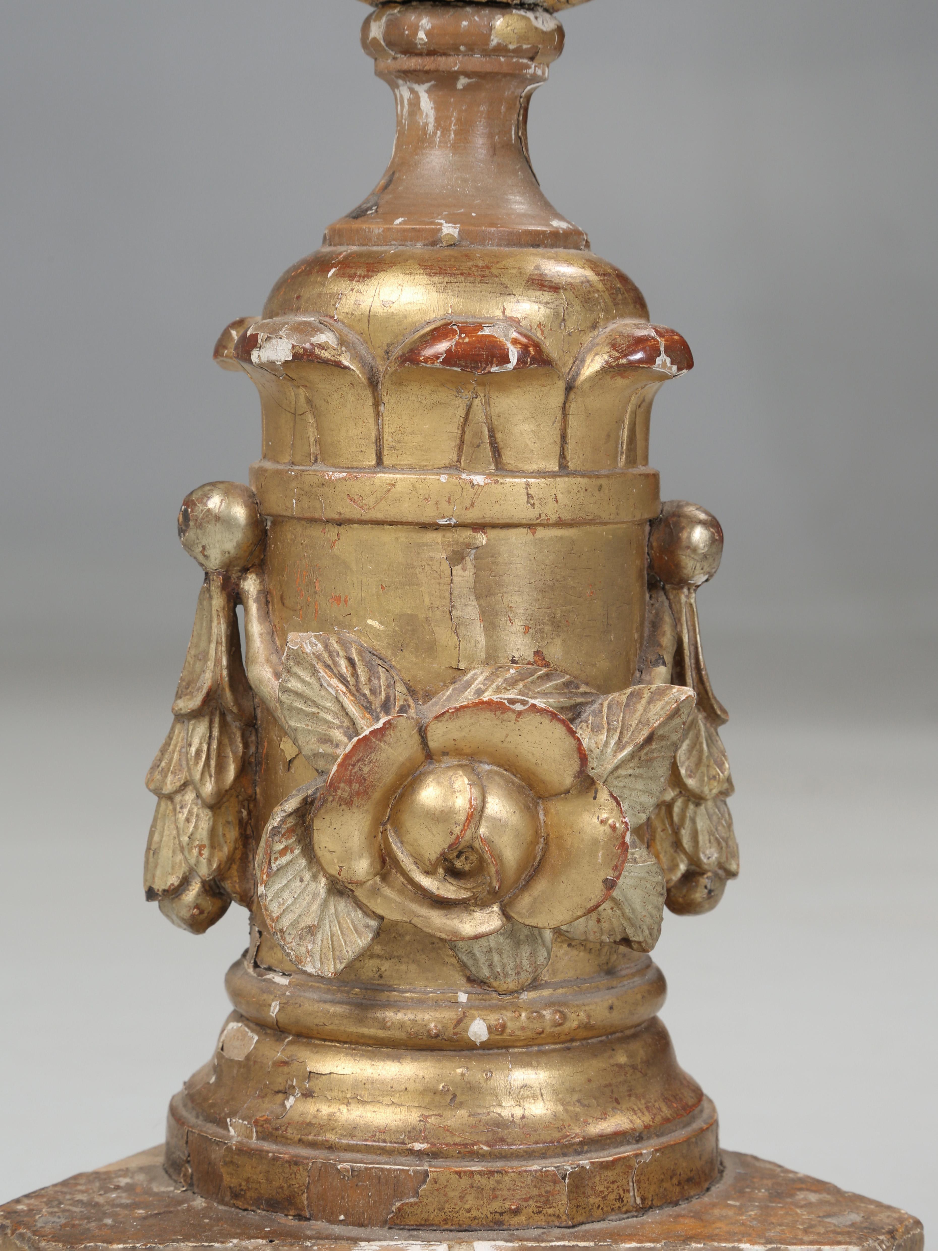 Italienischer vergoldeter italienischer Altar-Kerzenleuchter, komplett original und unrestauriert, um 1780-1820 im Angebot 1