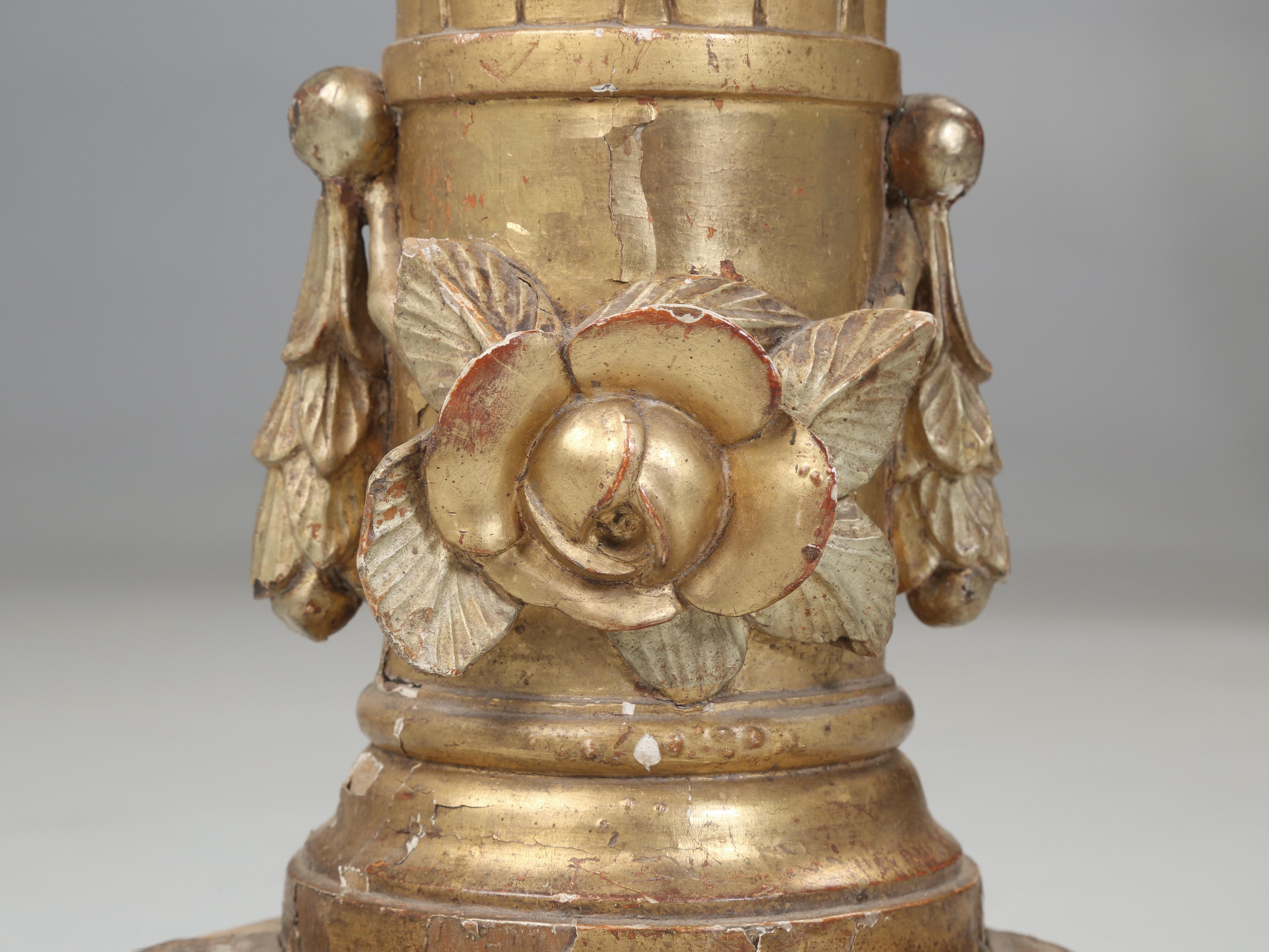Italienischer vergoldeter italienischer Altar-Kerzenleuchter, komplett original und unrestauriert, um 1780-1820 im Angebot 2
