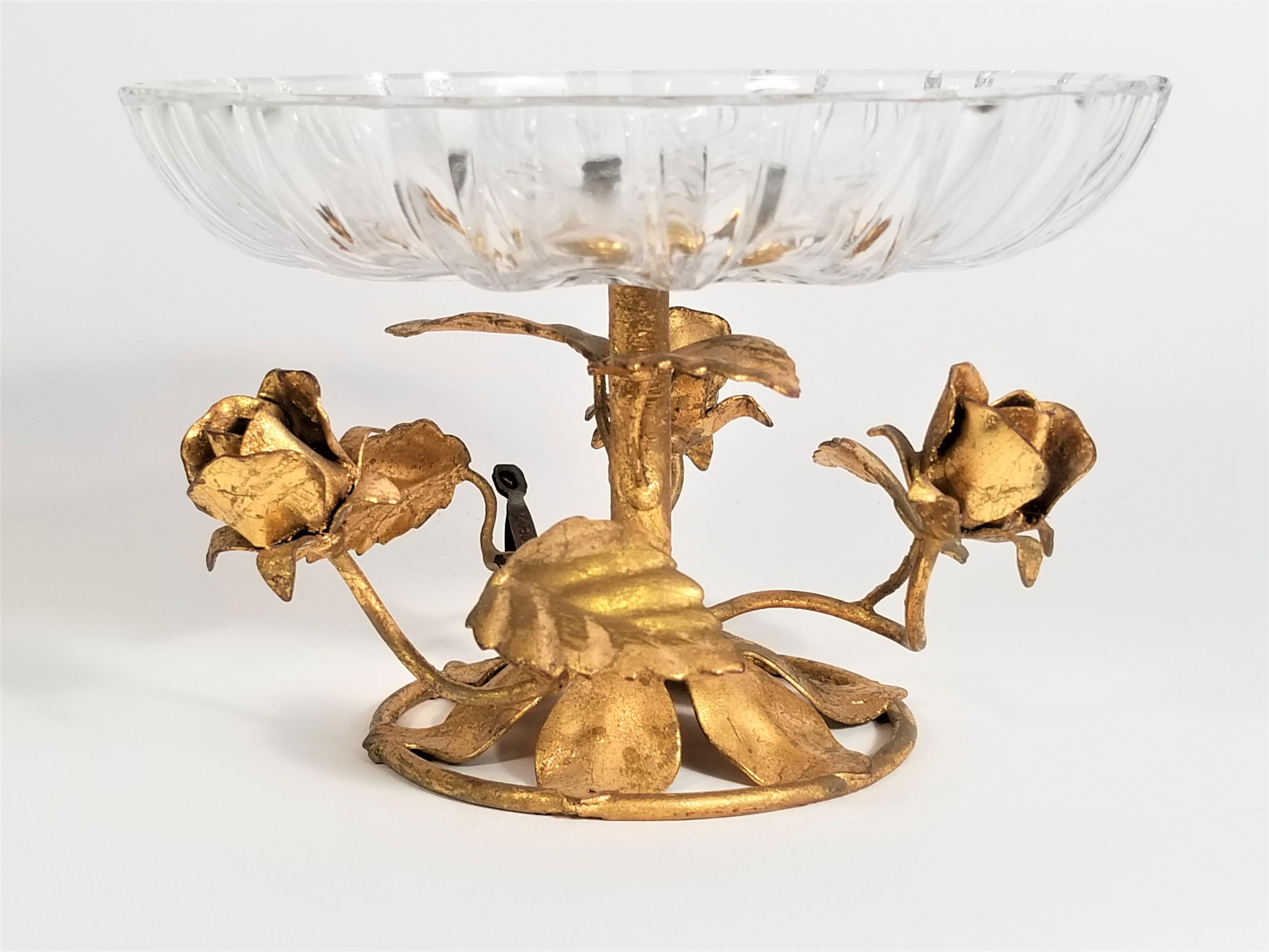 Ferro dorato italiano della metà degli anni '60 con ciotola decorativa in vetro. Conserva ancora l'etichetta metallica Made in Italy. Condizioni eccellenti.
