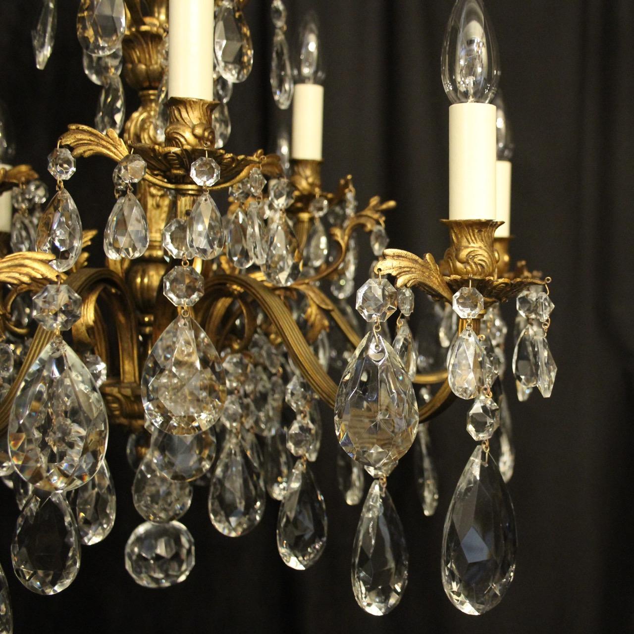 Italian Gilded Bronze and Crystal 12 Light Antique Chandelier (20. Jahrhundert) im Angebot