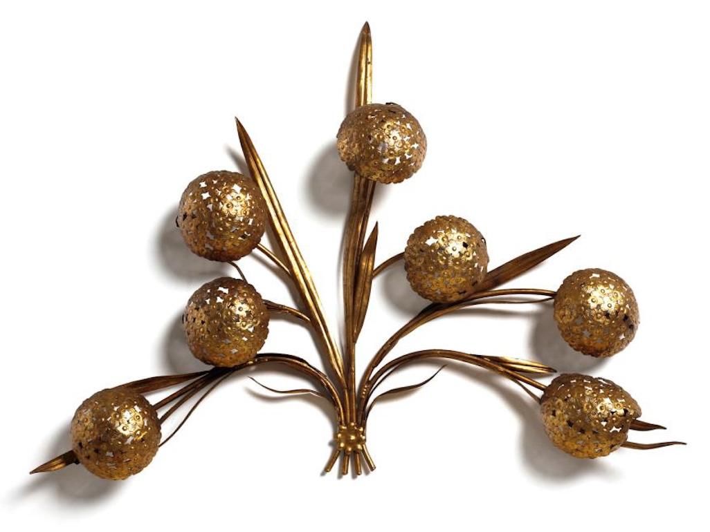 Applique a sette luci in bronzo dorato italiano, anni '50
Una splendida, rara e sorprendente applique italiana degli anni '50, squisitamente realizzata a mano in bronzo dorato, con sette minuziose luci floreali fiorite incastonate tra steli fluenti