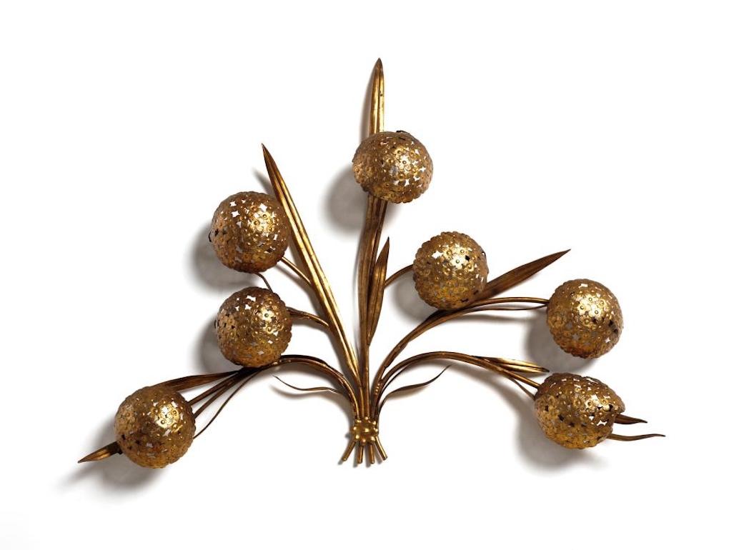 Italiano Applique a sette luci in bronzo dorato italiano, anni '50 in vendita