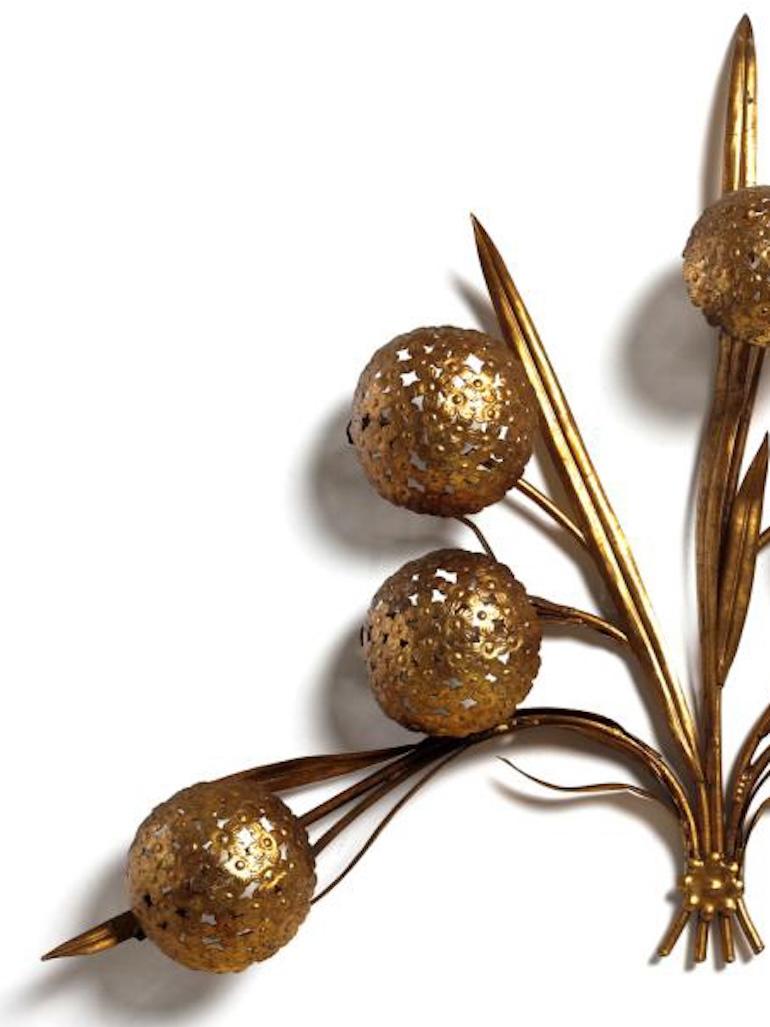 Dorato Applique a sette luci in bronzo dorato italiano, anni '50 in vendita