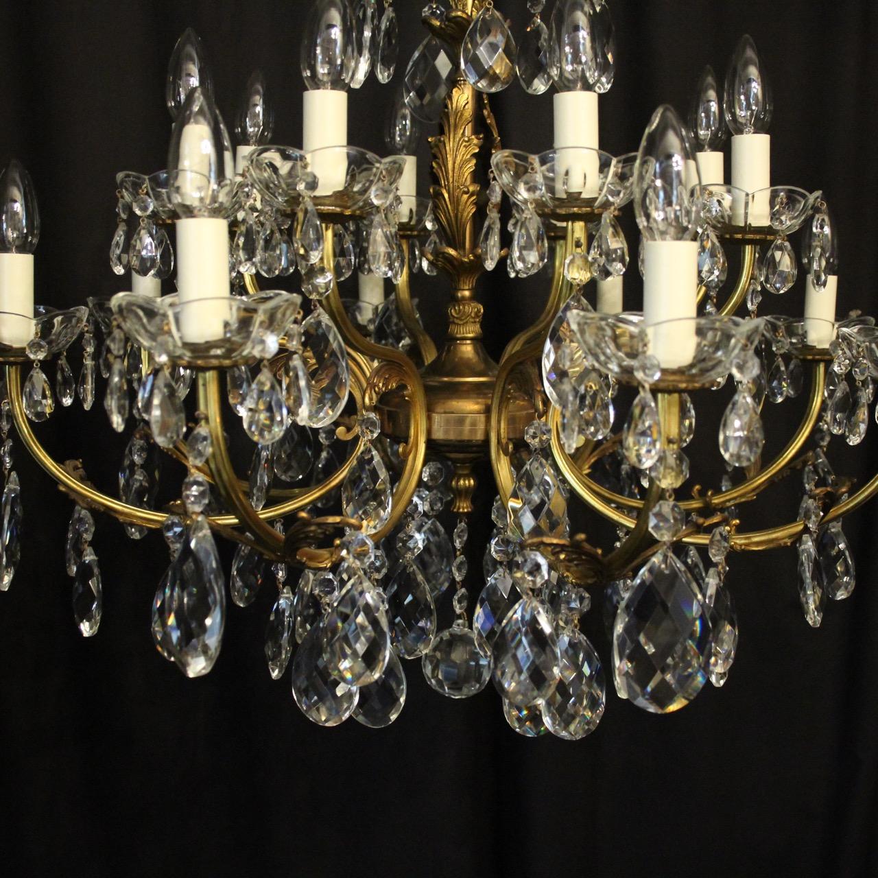 Italian Gilded and Crystal 16-Light Antique Chandelier (Italienisch)