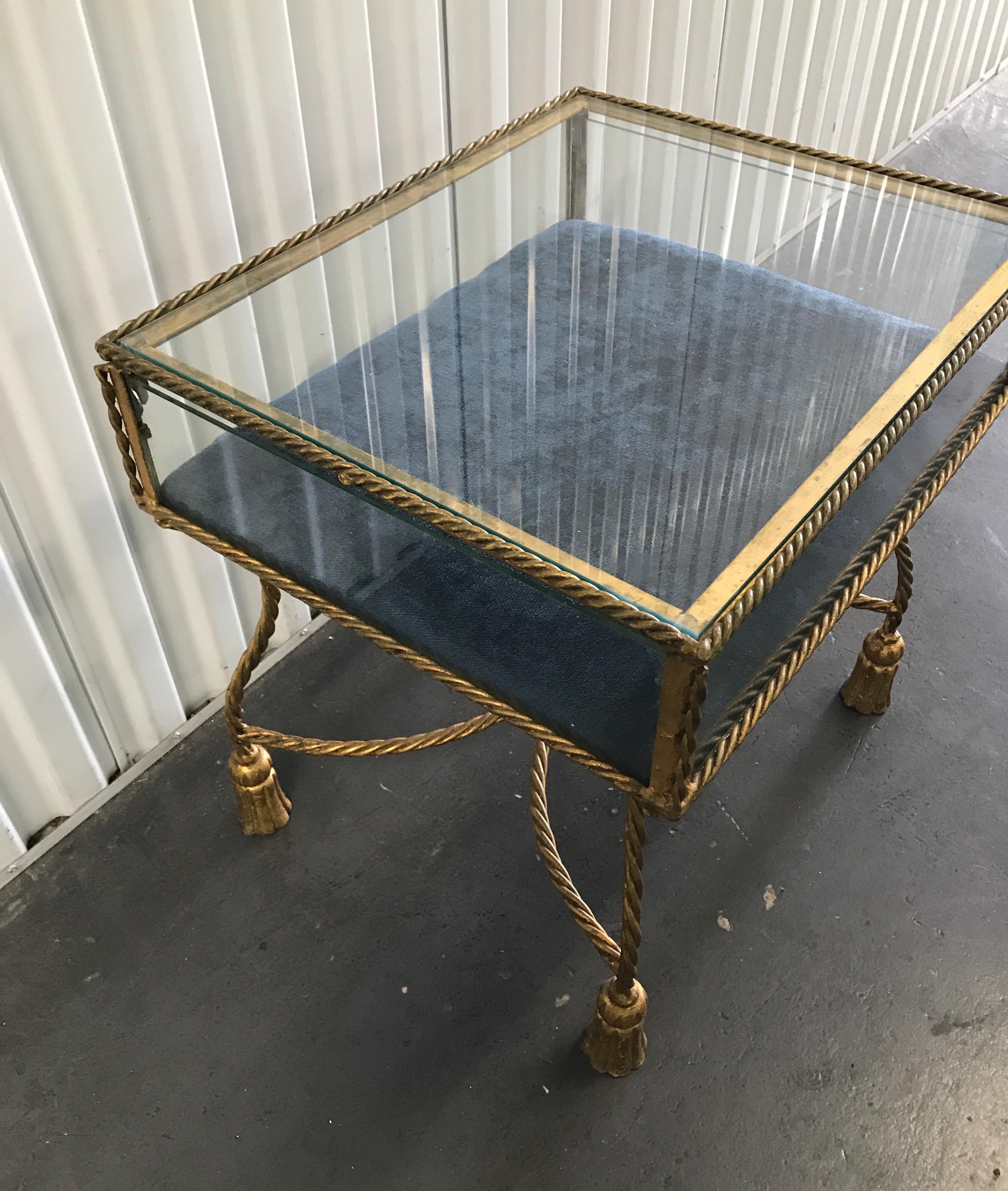 Italian Gilded Hollywood Regency Display Table In Good Condition In West Palm Beach, FL