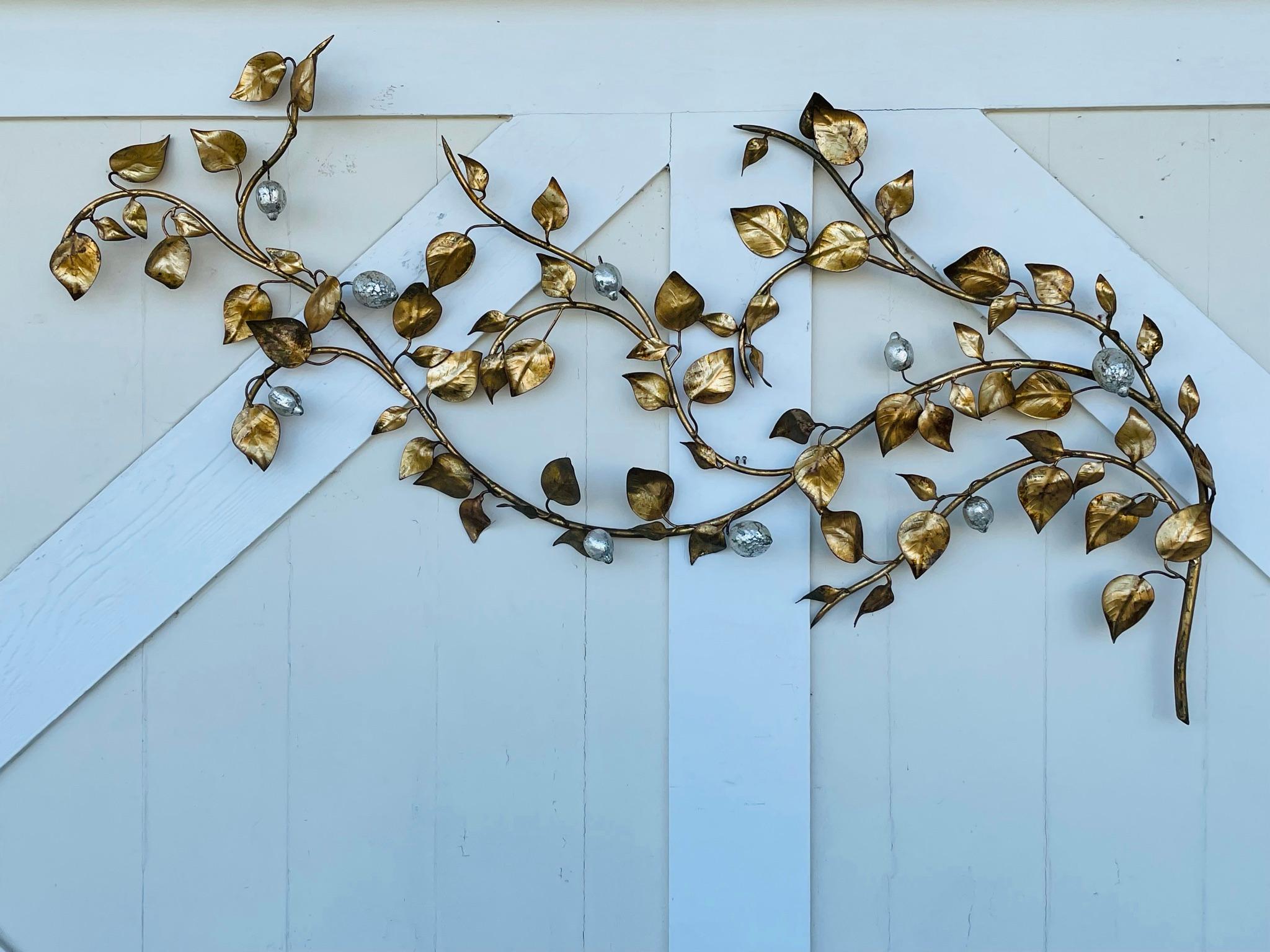 Italy, 1960s

Gilded metal tree has gold leaves with hanging silver lemons. Leaves and lemons are well articulated. Sculpture can be hung vertically or horizontally. 

Original made in Italy sticker to the back.

Measurements:
53 inches wide