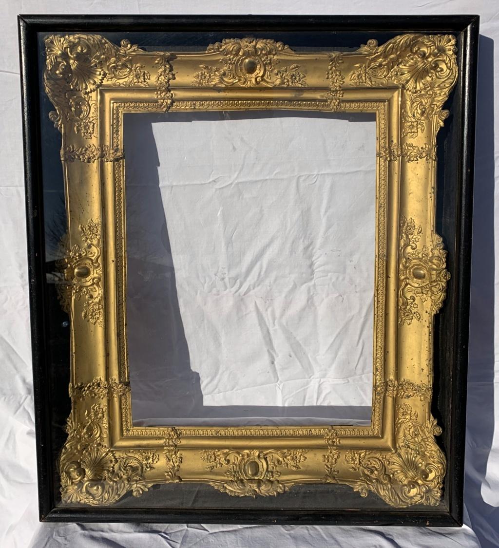 Embossed and gilded sheet metal frame in a display case. Rome, 19th century.

Measures: 71 x 59 cm the size, 52.5 cm the ledge, 49.5 x 37.5 cm the light.