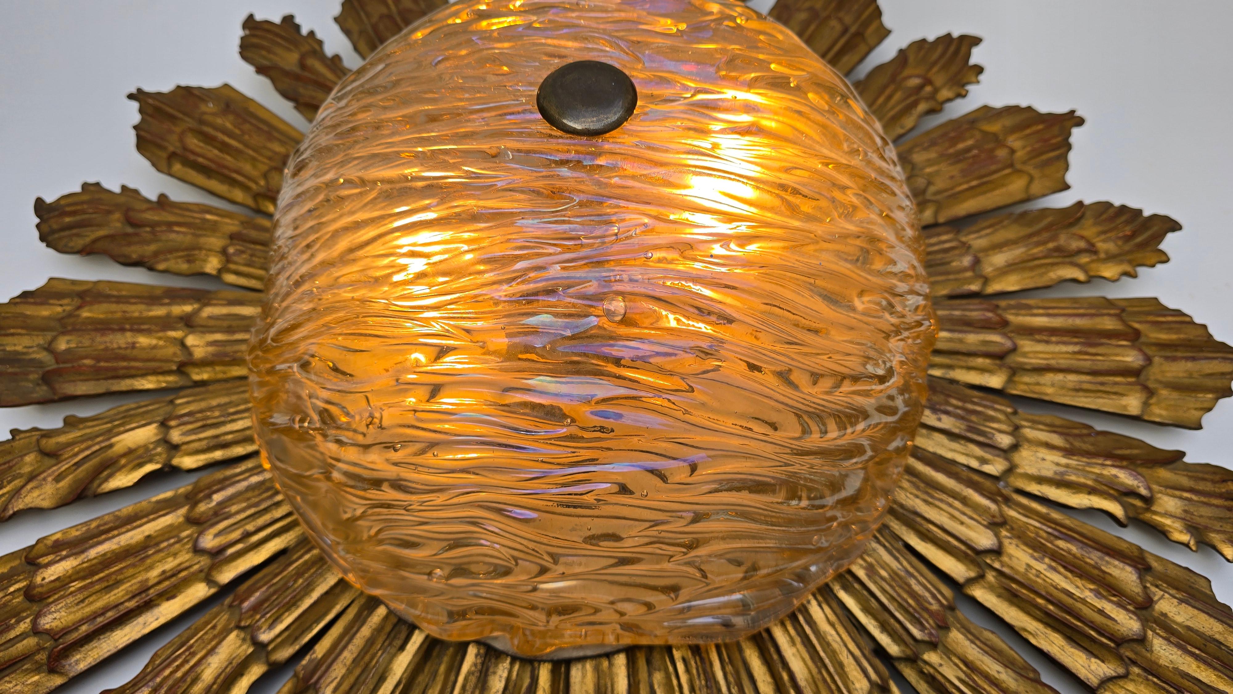 Italian Gilded Sunburst Ceiling or Wall Light with Textured Glass Shade, 1950s en venta 3