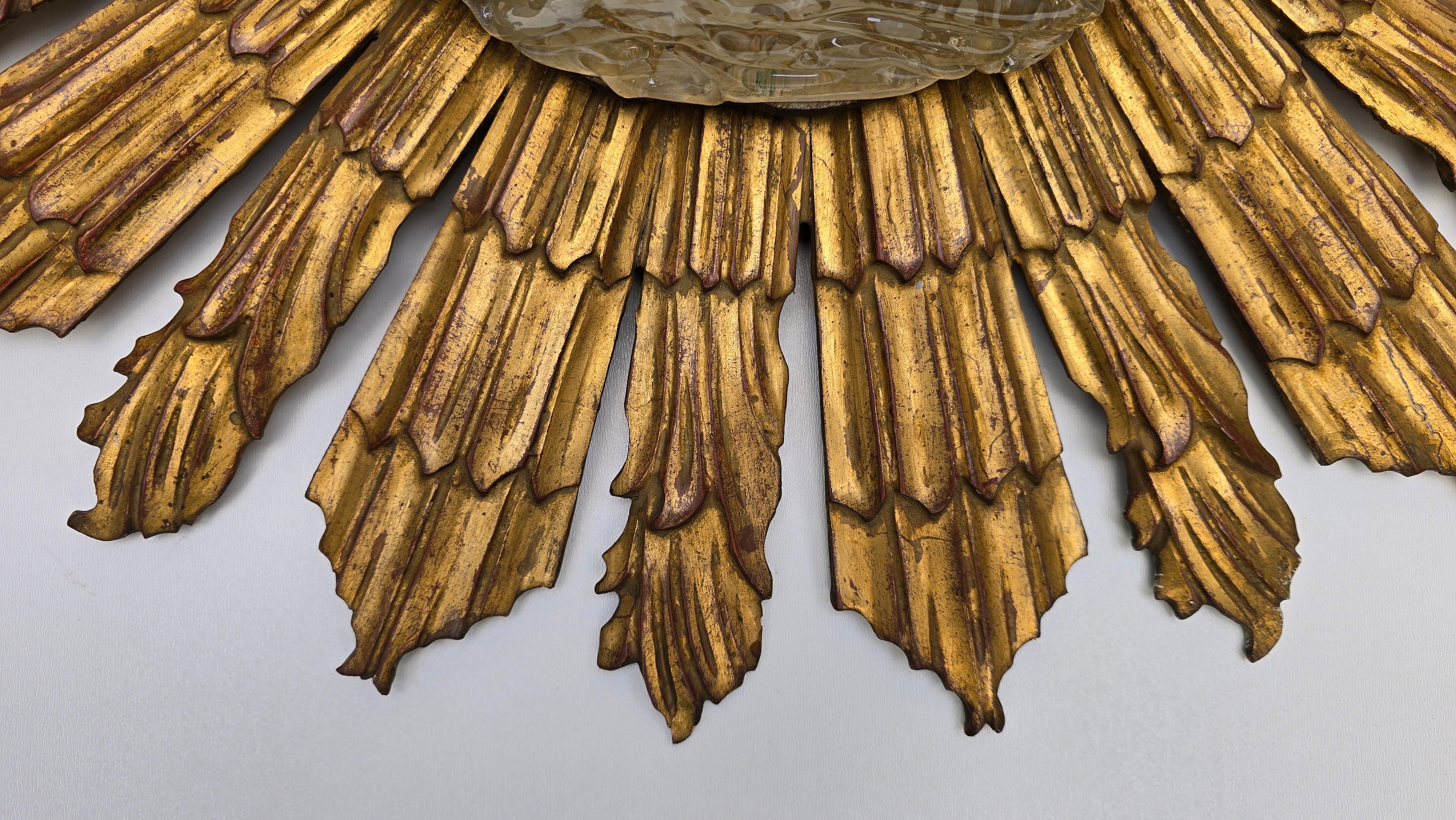 Italian Gilded Sunburst Ceiling or Wall Light with Textured Glass Shade, 1950s en venta 5