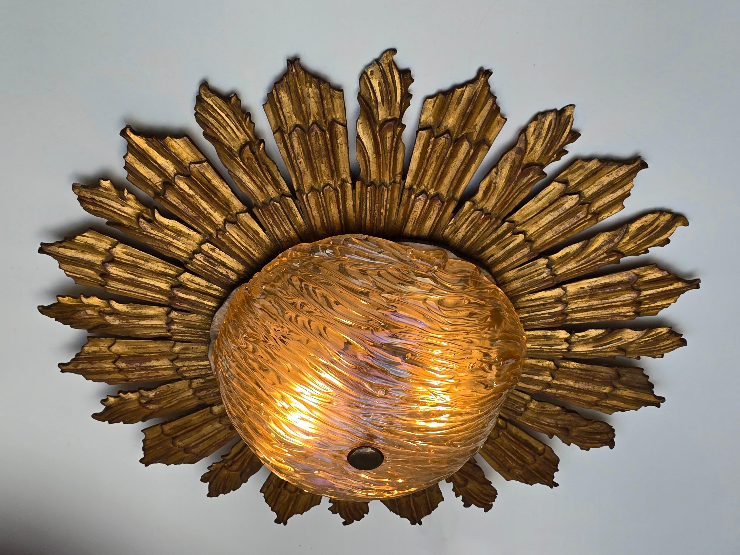 Italian Gilded Sunburst Ceiling or Wall Light with Textured Glass Shade, 1950s Italiano en venta