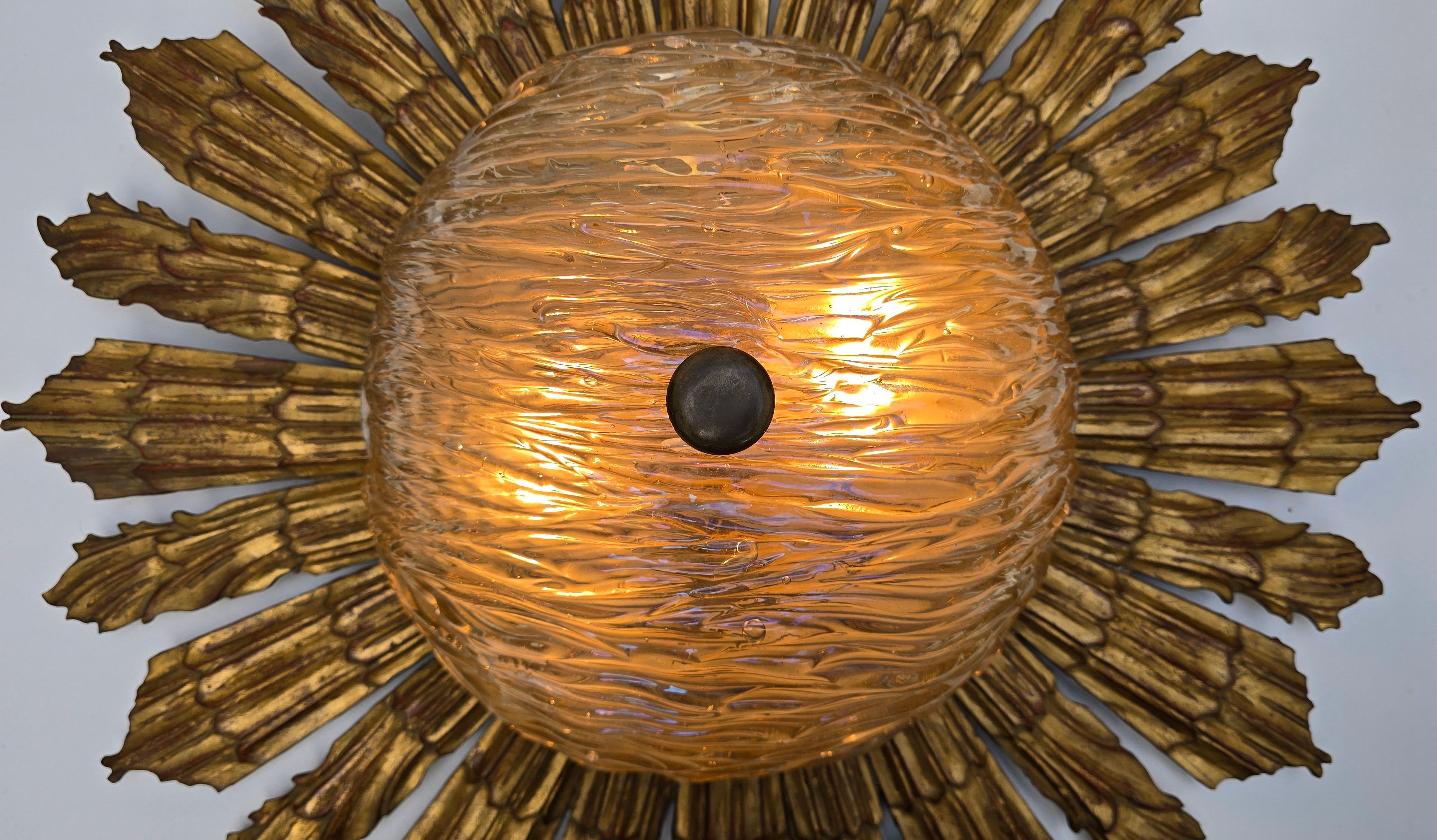 Italian Gilded Sunburst Ceiling or Wall Light with Textured Glass Shade, 1950s Vidrio en venta