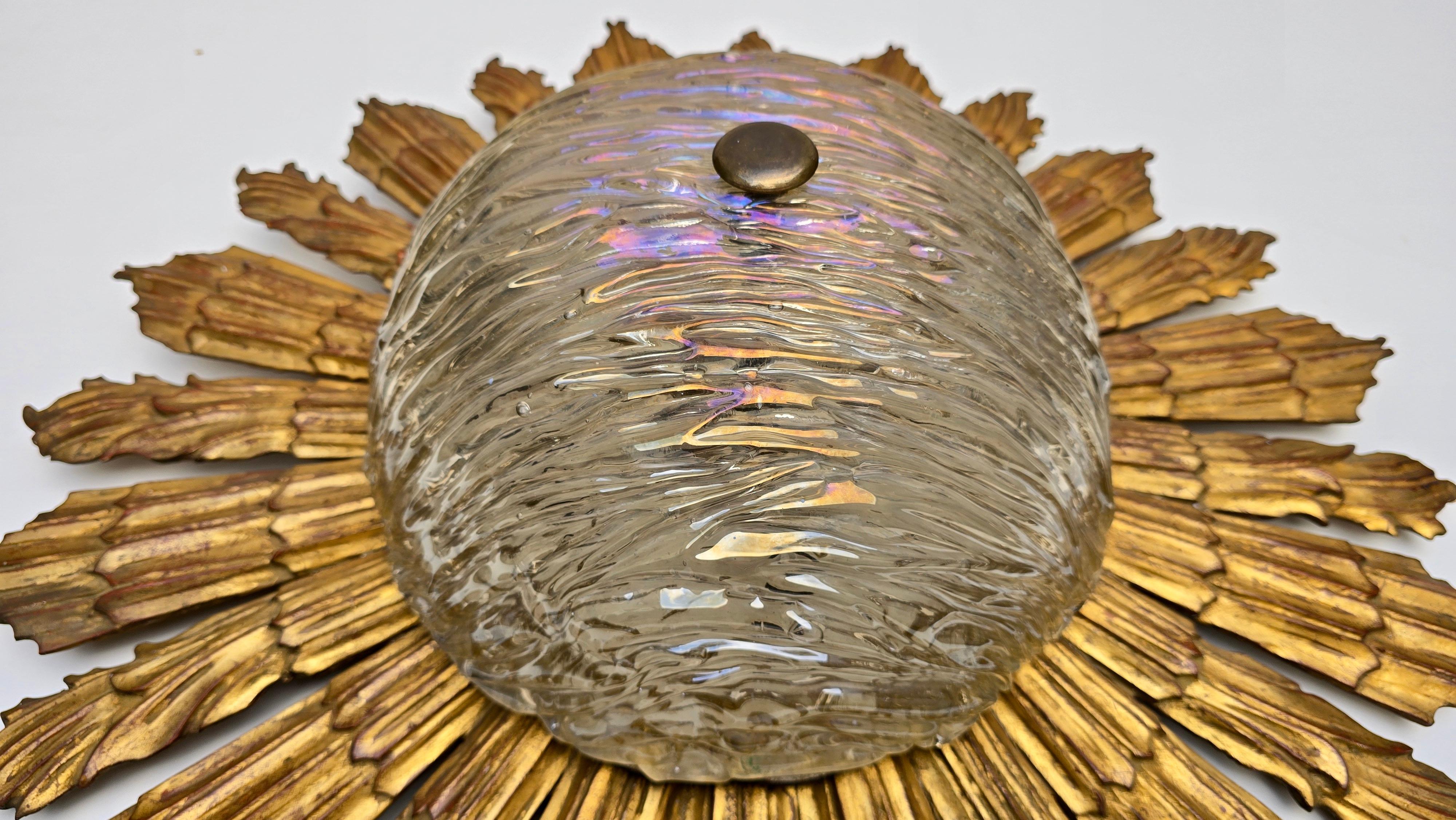 Italian Gilded Sunburst Ceiling or Wall Light with Textured Glass Shade, 1950s en venta 1