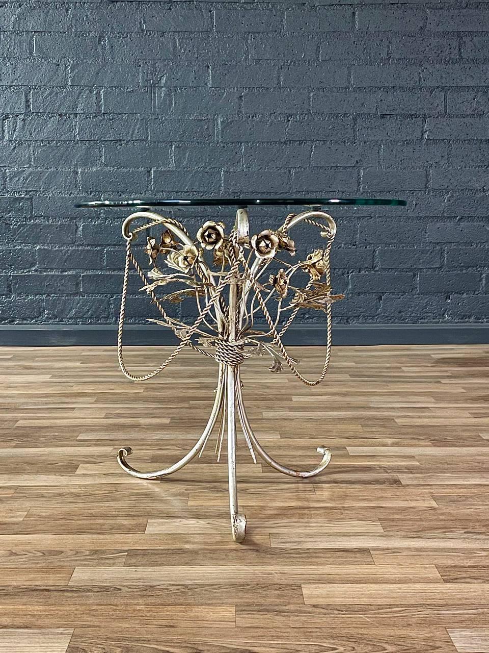 Mid-Century Modern Table d'appoint italienne en tôle dorée avec rosace florale en vente