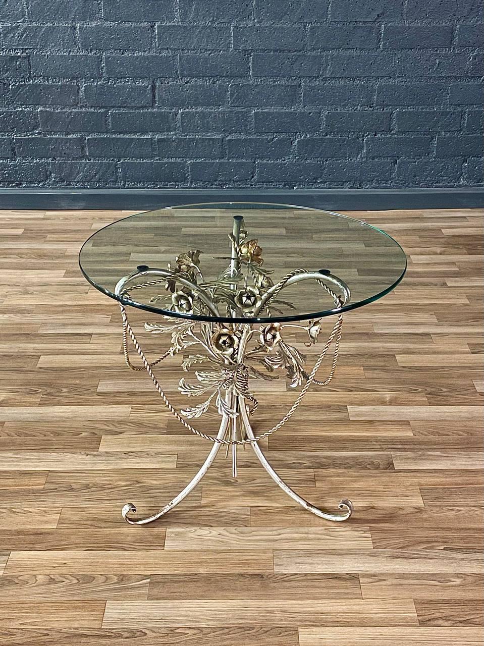 Table d'appoint italienne en tôle dorée avec rosace florale Bon état - En vente à Los Angeles, CA