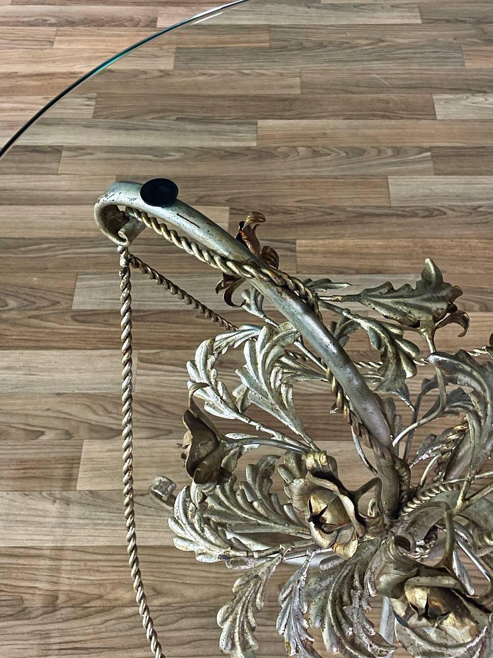 Métal Table d'appoint italienne en tôle dorée avec rosace florale en vente