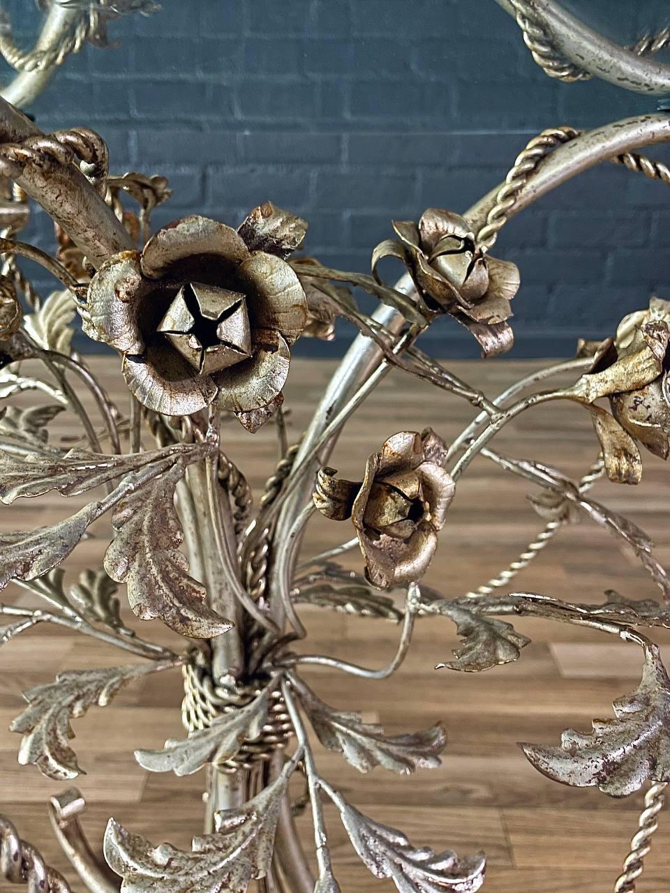 Table d'appoint italienne en tôle dorée avec rosace florale en vente 2
