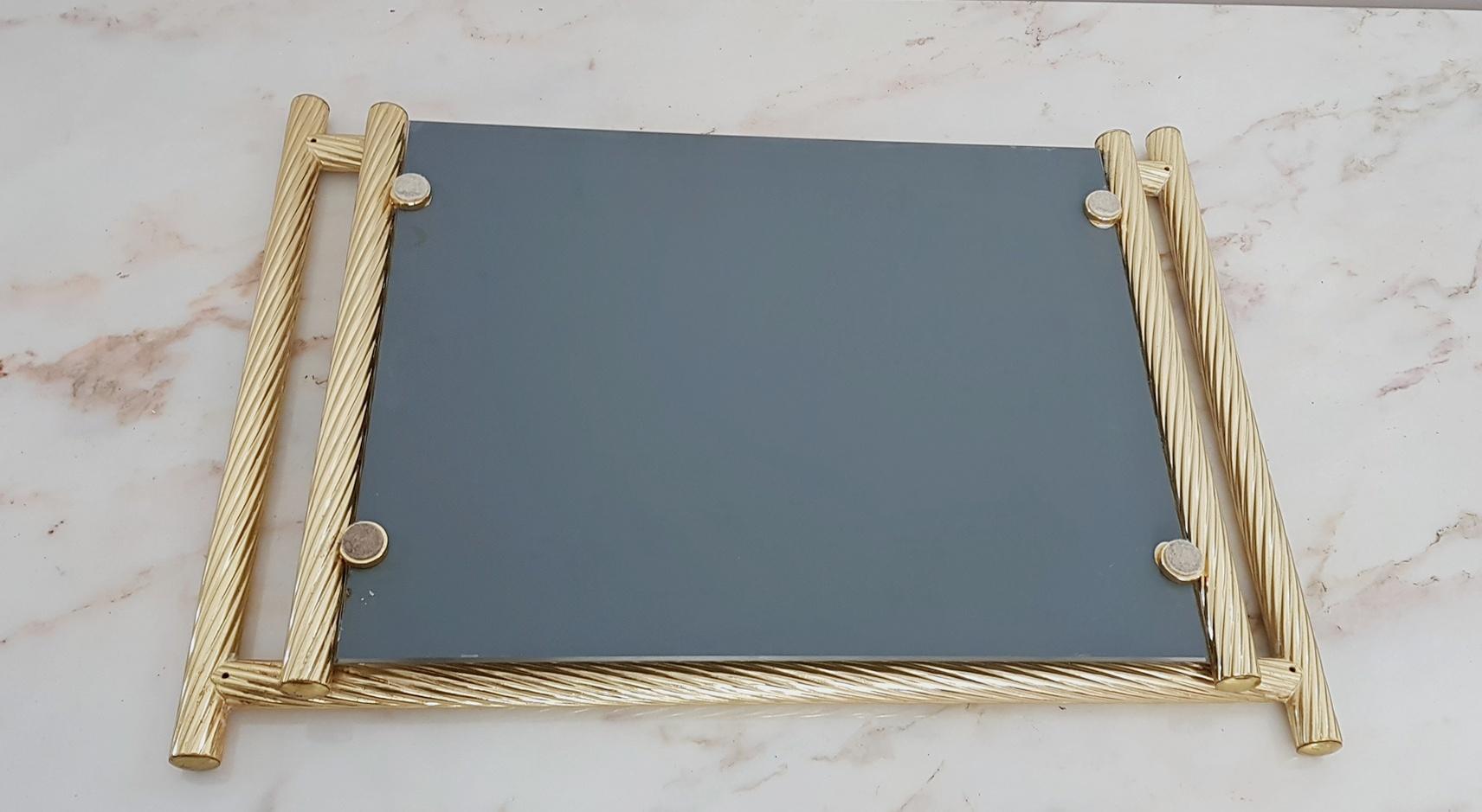Italiano Vassoio italiano dorato con specchio, 1970 circa in vendita