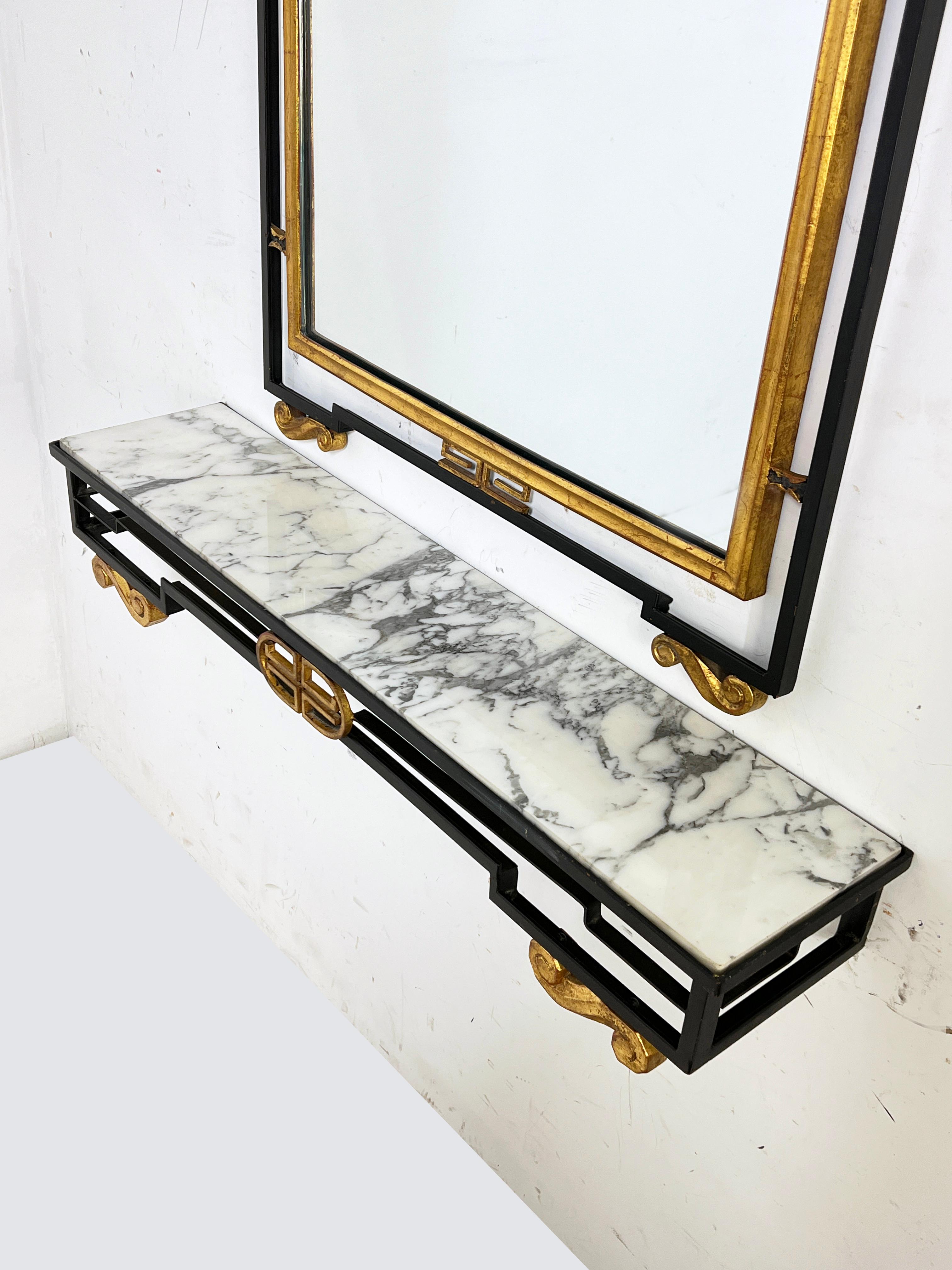 Miroir mural italien de style néoclassique en fer forgé et doré et console à dessus en marbre de l'éminent fabricant Palladio, vers les années 1950.

Le miroir mesure 45