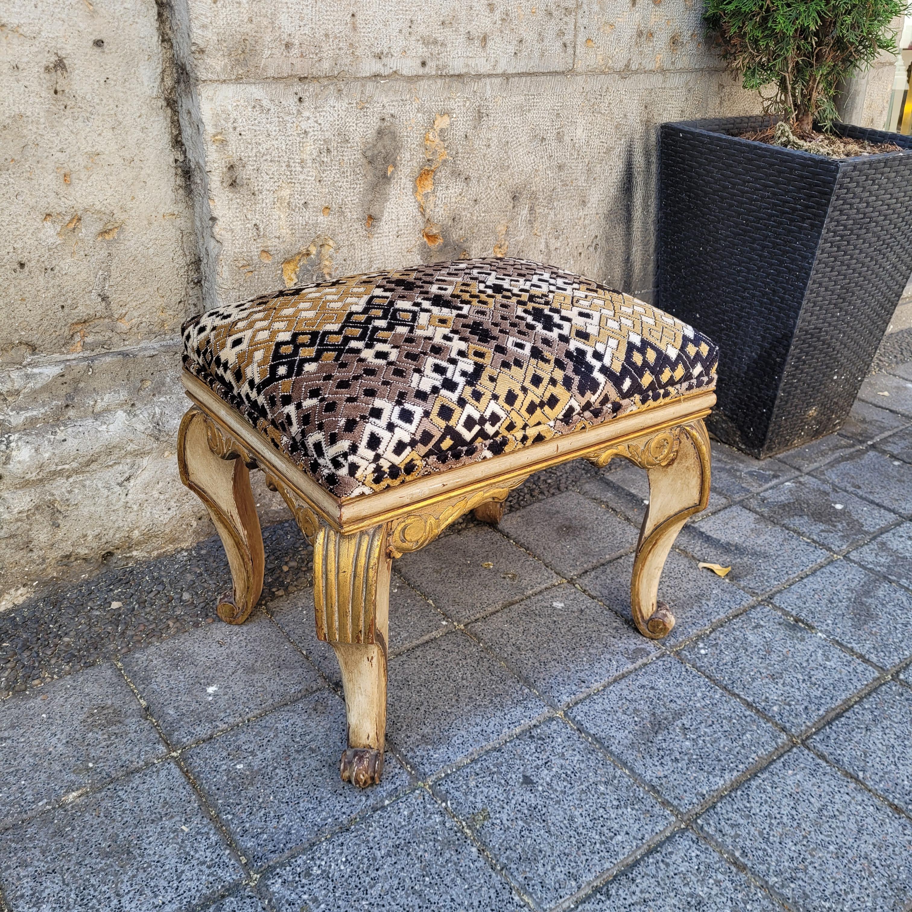 Panca o pouf italiano in legno dorato e tessuto di Pierre Wood in vendita 2