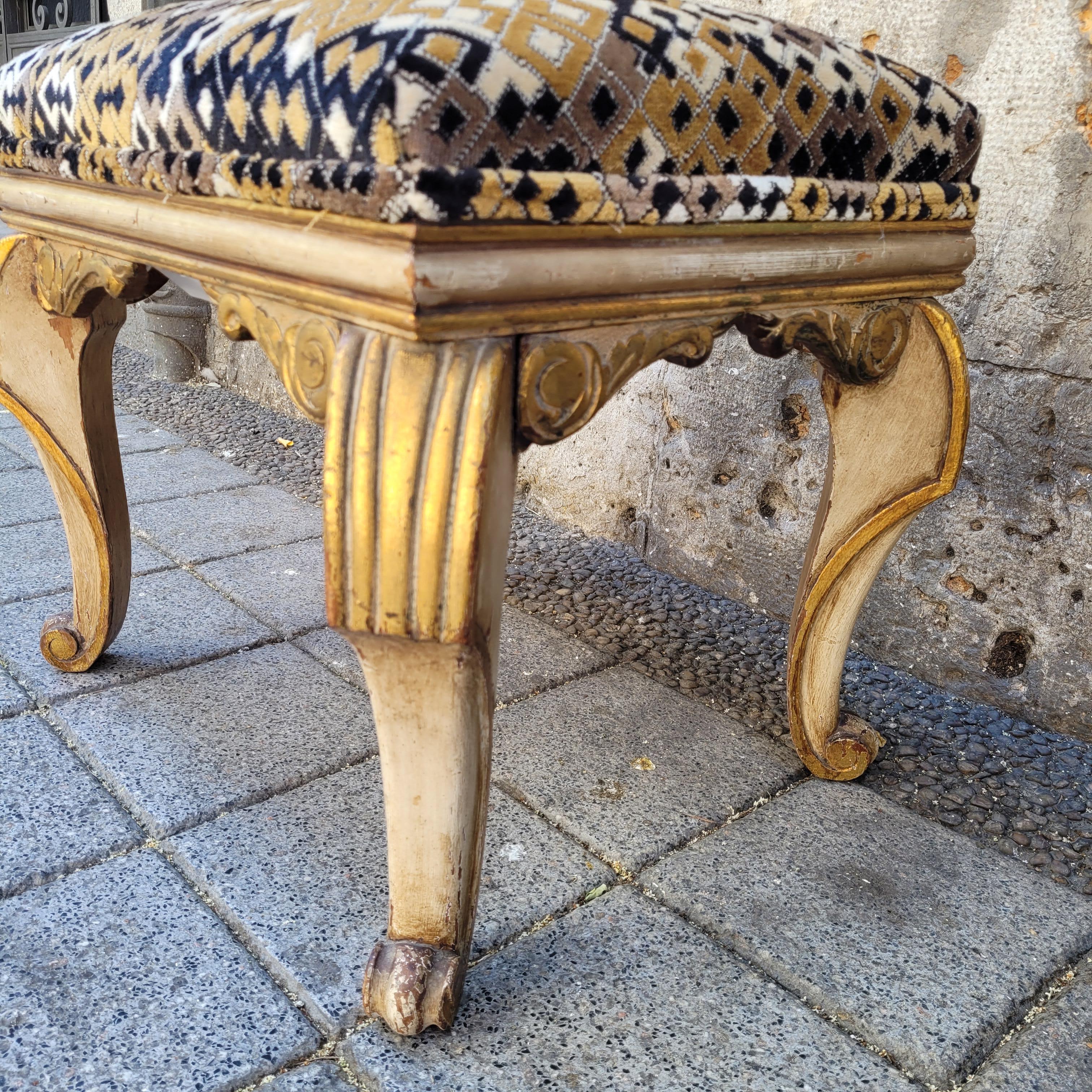 Panca o pouf italiano in legno dorato e tessuto di Pierre Wood in vendita 4