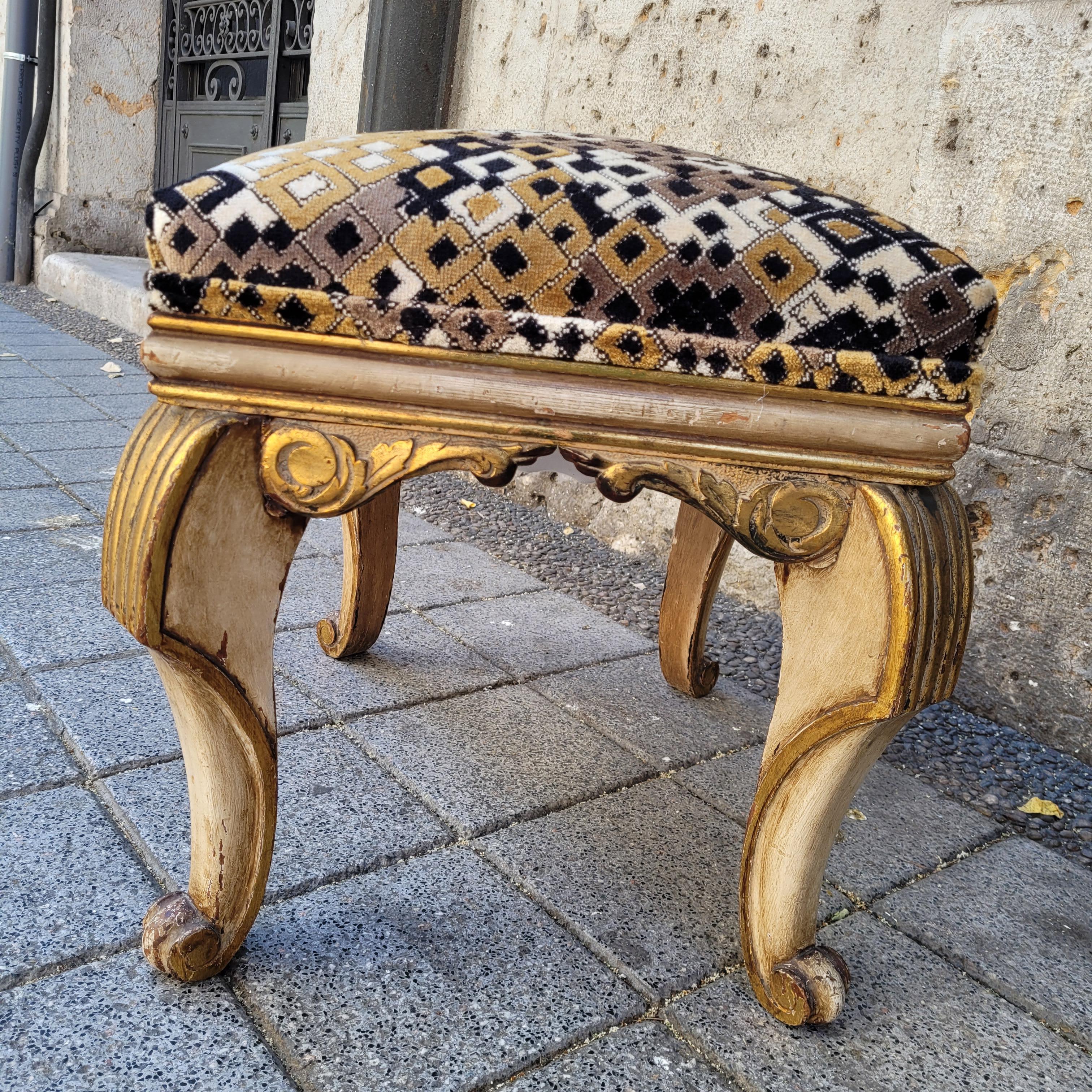 Panca o pouf italiano in legno dorato e tessuto di Pierre Wood in vendita 5