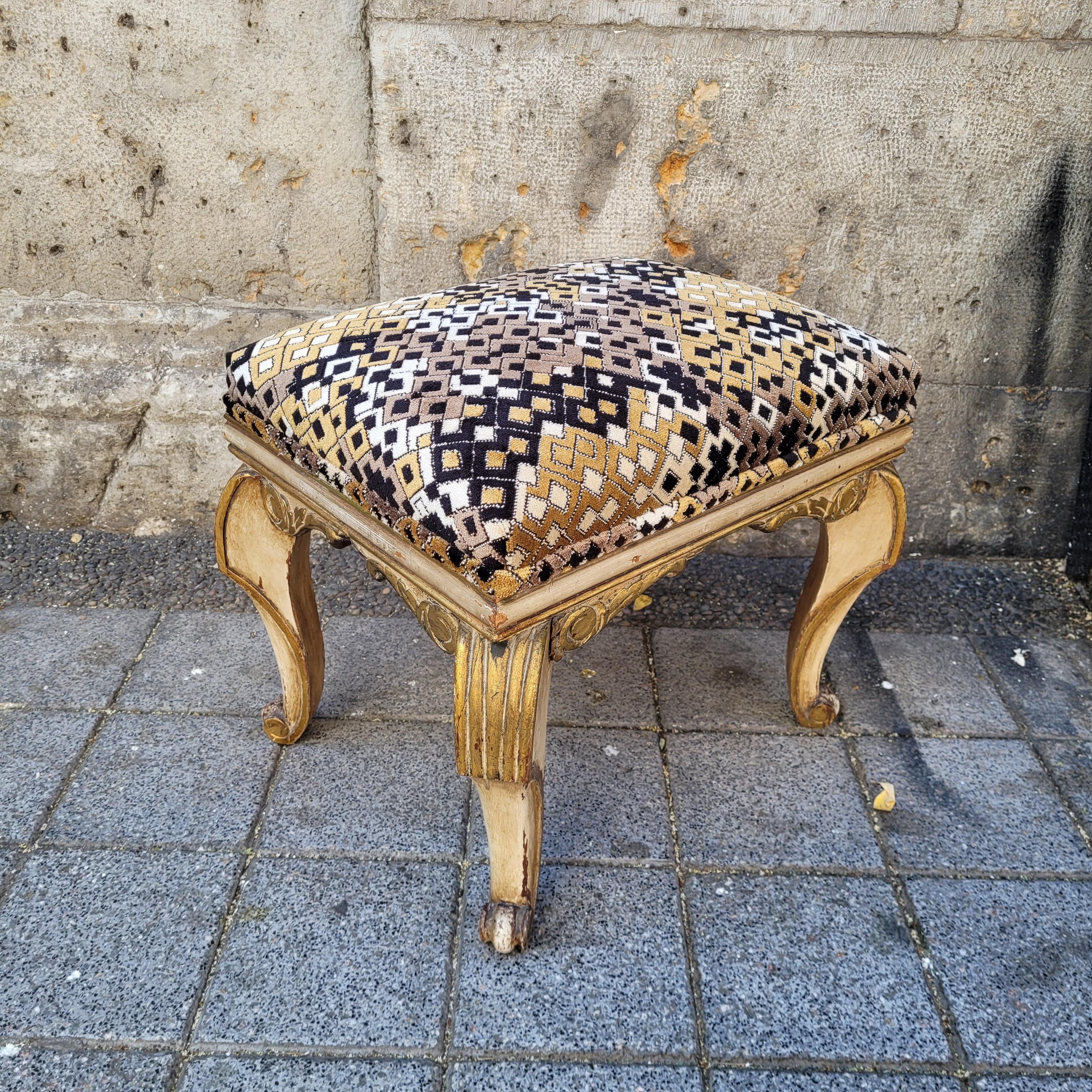 Panca o pouf italiano in legno dorato e tessuto di Pierre Wood in vendita 7