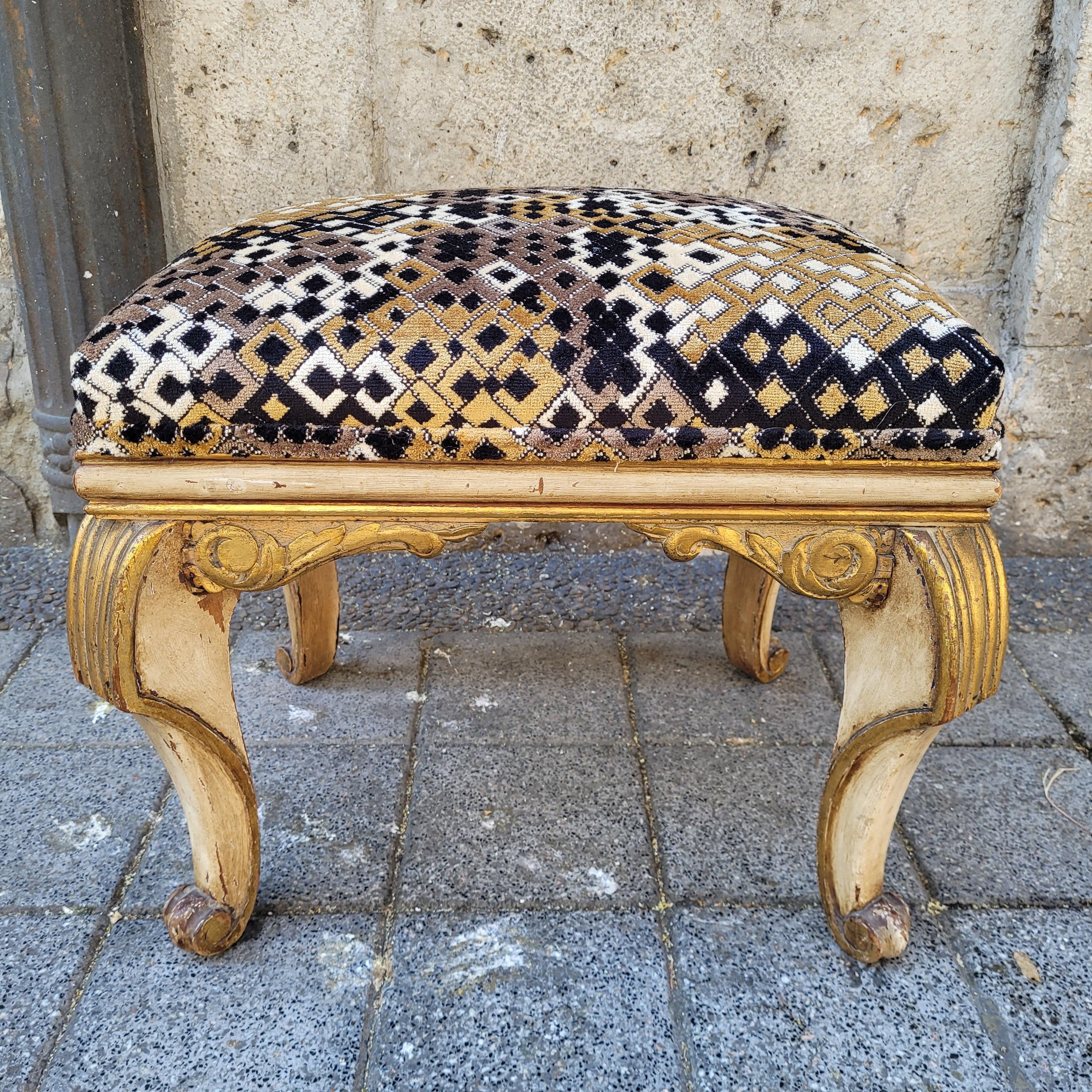 Panca o pouf italiano in legno dorato e tessuto di Pierre Wood in vendita 12