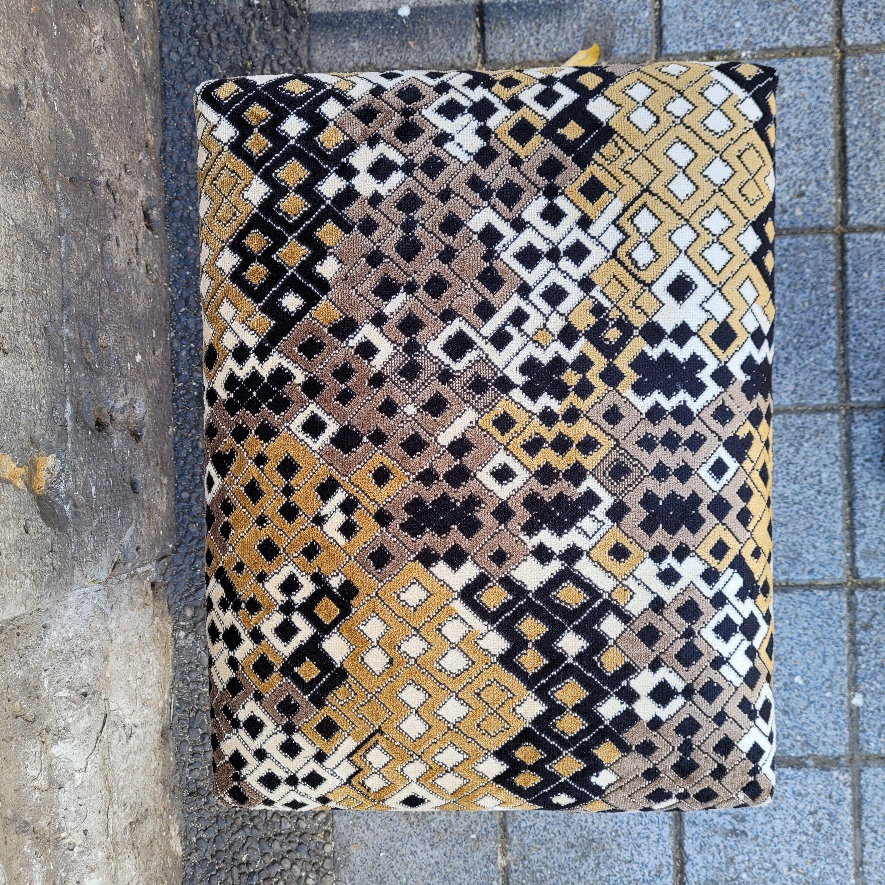 Fatto a mano Panca o pouf italiano in legno dorato e tessuto di Pierre Wood in vendita