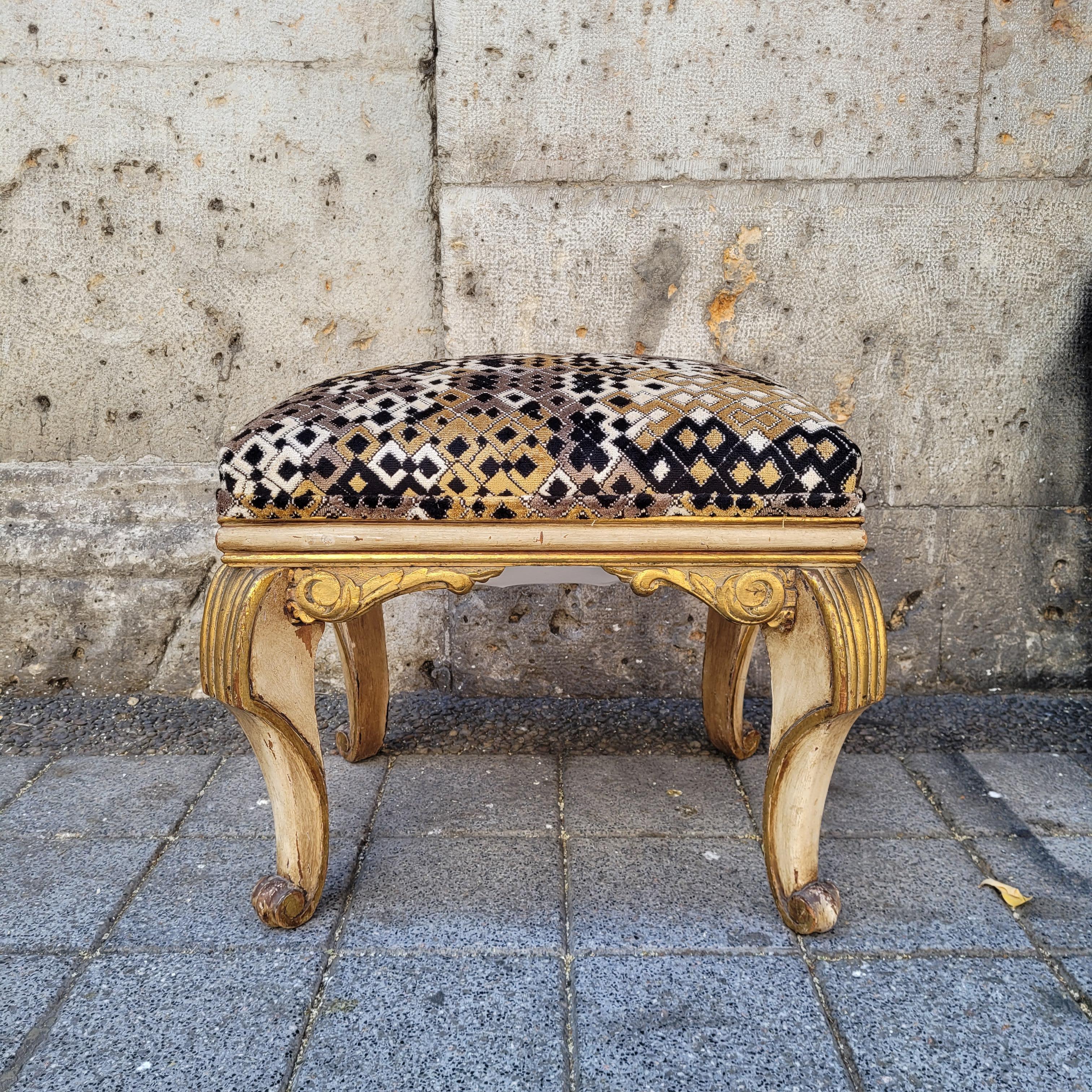 Fine XX secolo Panca o pouf italiano in legno dorato e tessuto di Pierre Wood in vendita