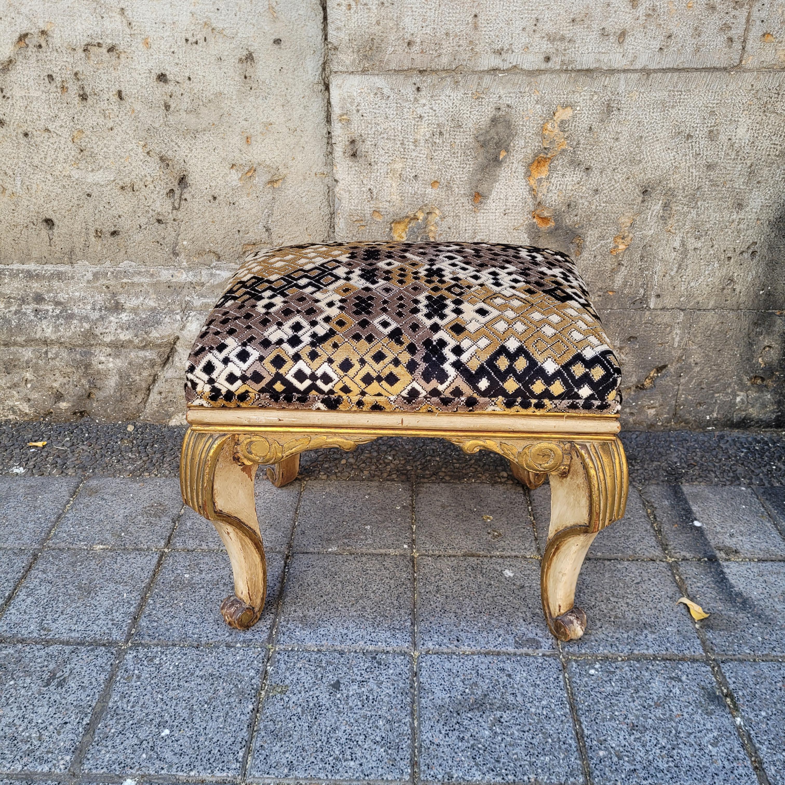 Tessuto Panca o pouf italiano in legno dorato e tessuto di Pierre Wood in vendita