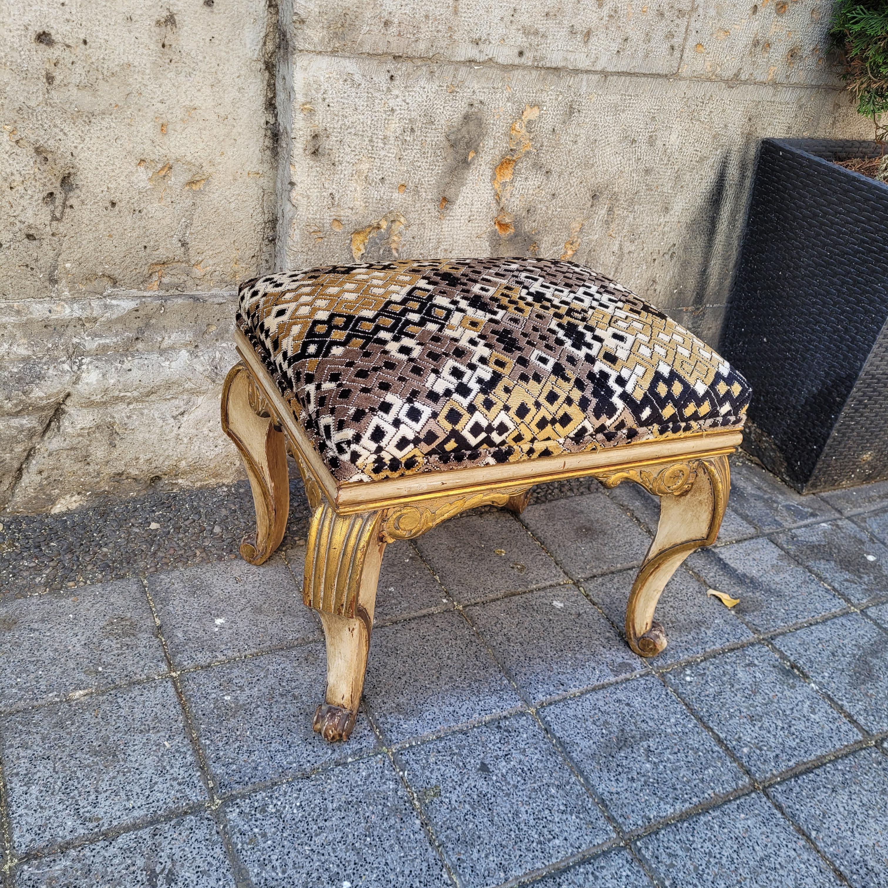 Panca o pouf italiano in legno dorato e tessuto di Pierre Wood in vendita 1