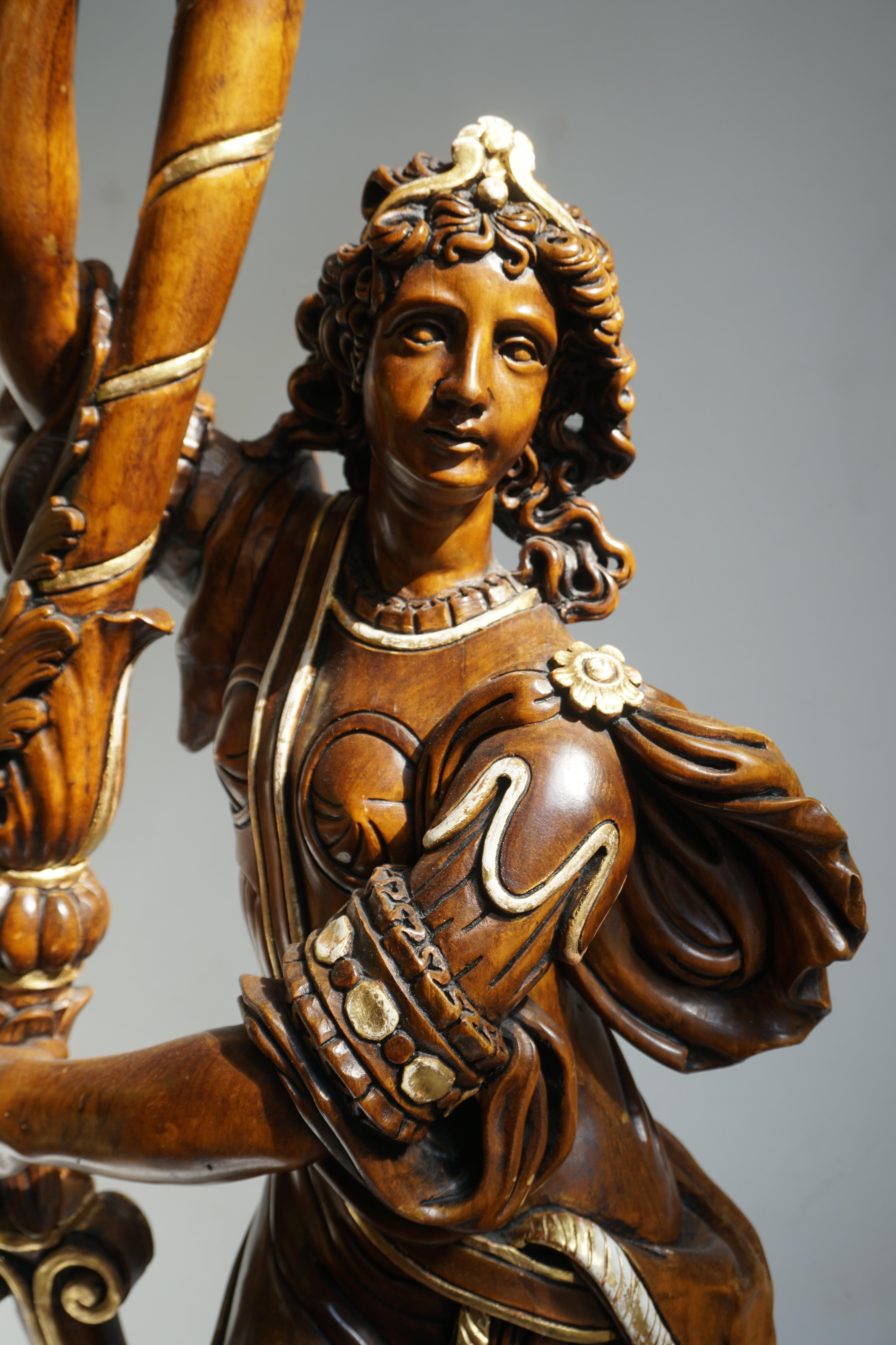 Lampada da terra Torchère Figural Candelabra veneziana in legno dorato italiano in vendita 2