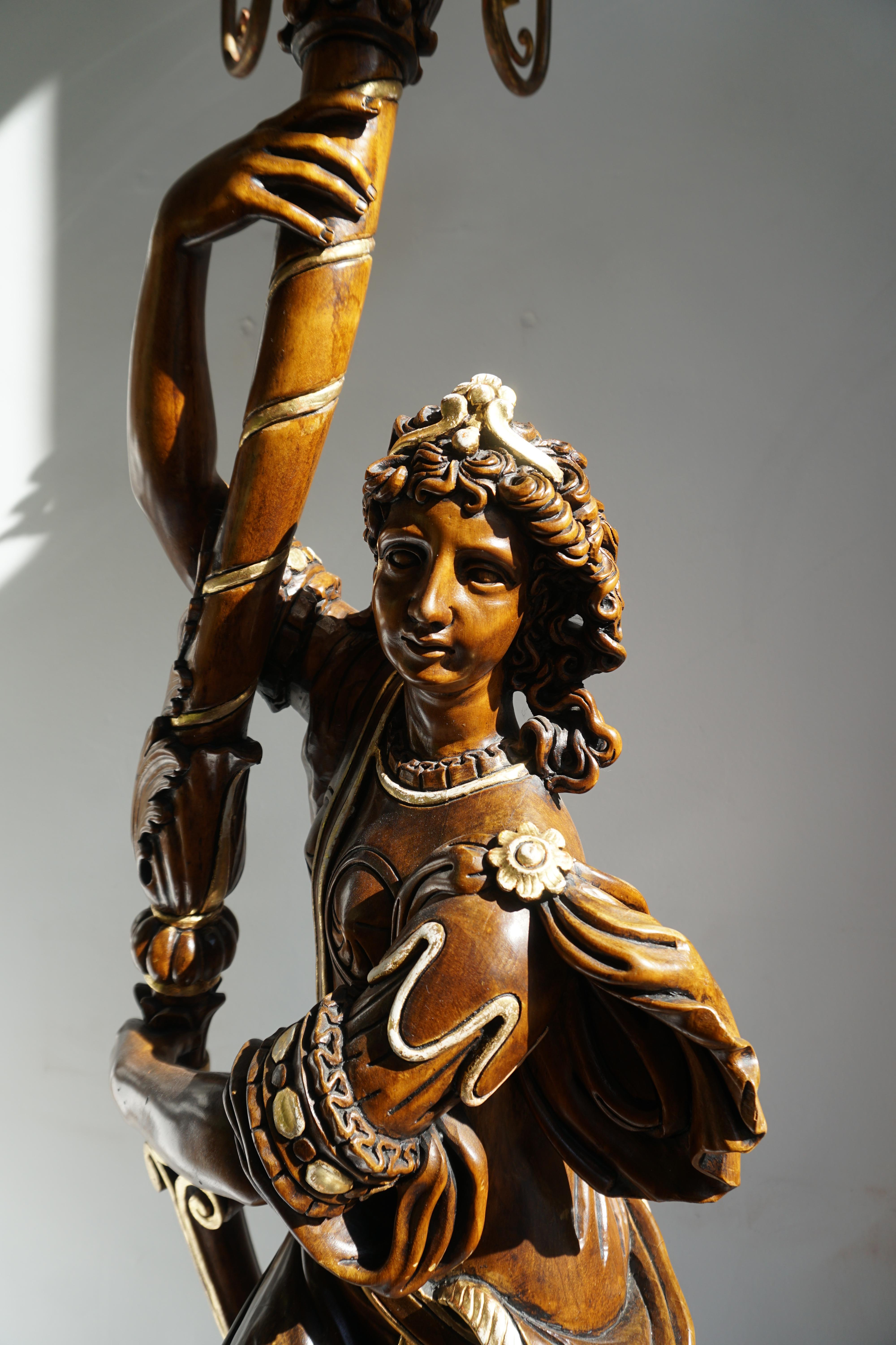 Torchère vénitienne figurative en bois doré italienne Lampadaire candélabre en vente 11
