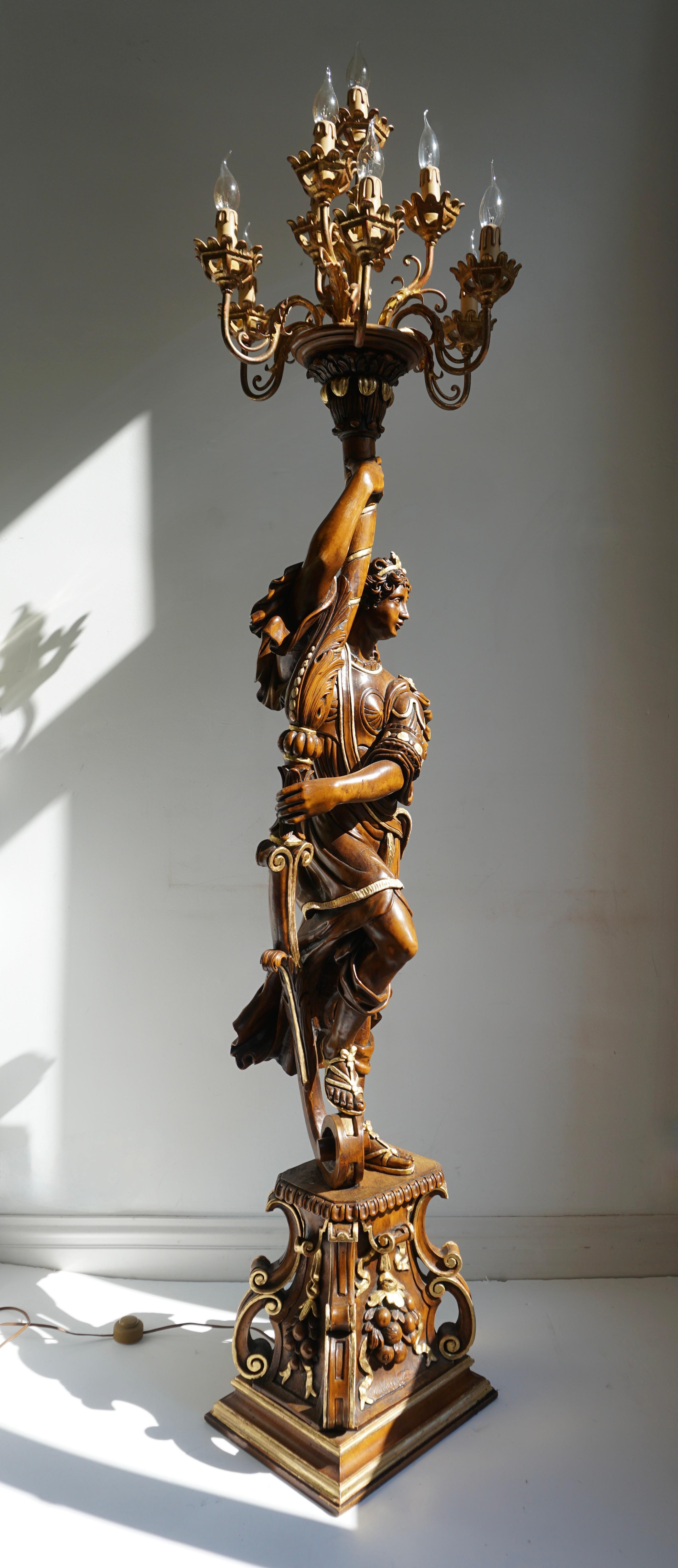 Il s'agit d'un exquis lampadaire décoratif de style vénitien provenant de Florence !  
Cette rare et élégante figure italienne du milieu du siècle en bois sculpté et peint en polychromie tient un candélabre à dix branches. Chaque bras du candélabre