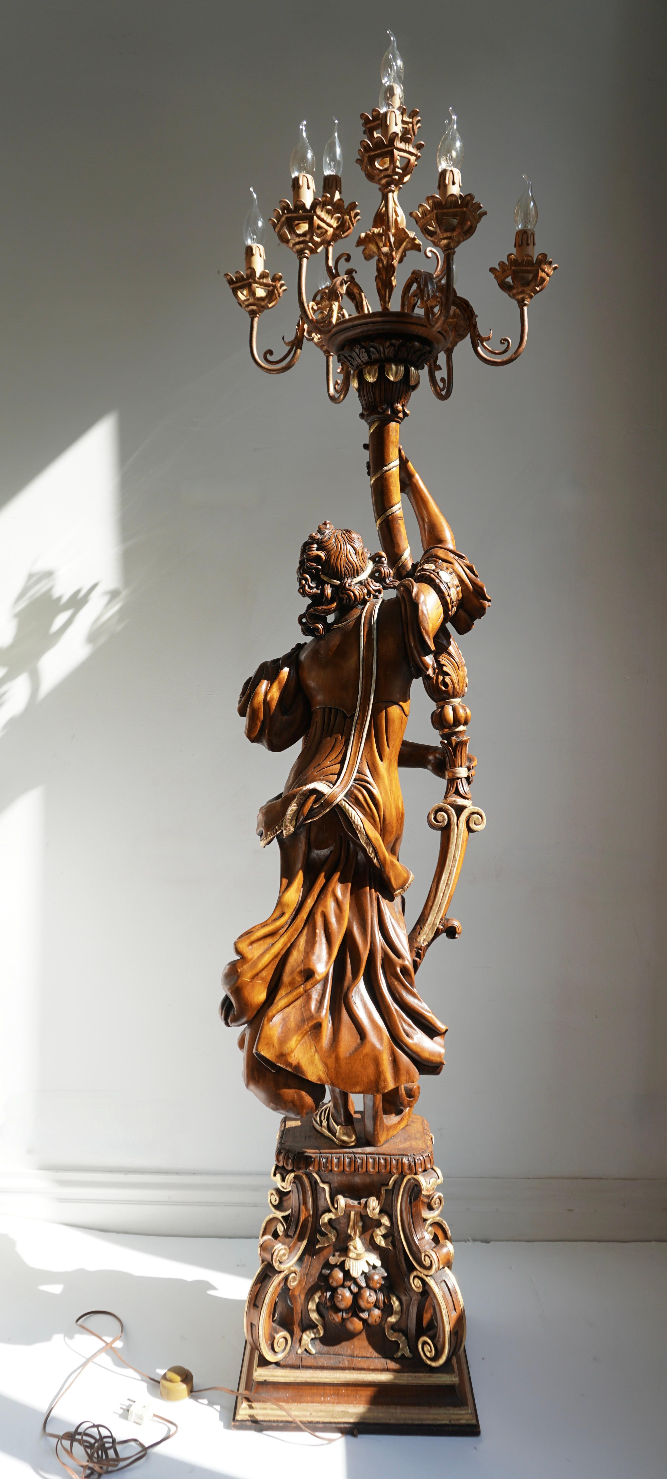 Doré Torchère vénitienne figurative en bois doré italienne Lampadaire candélabre en vente