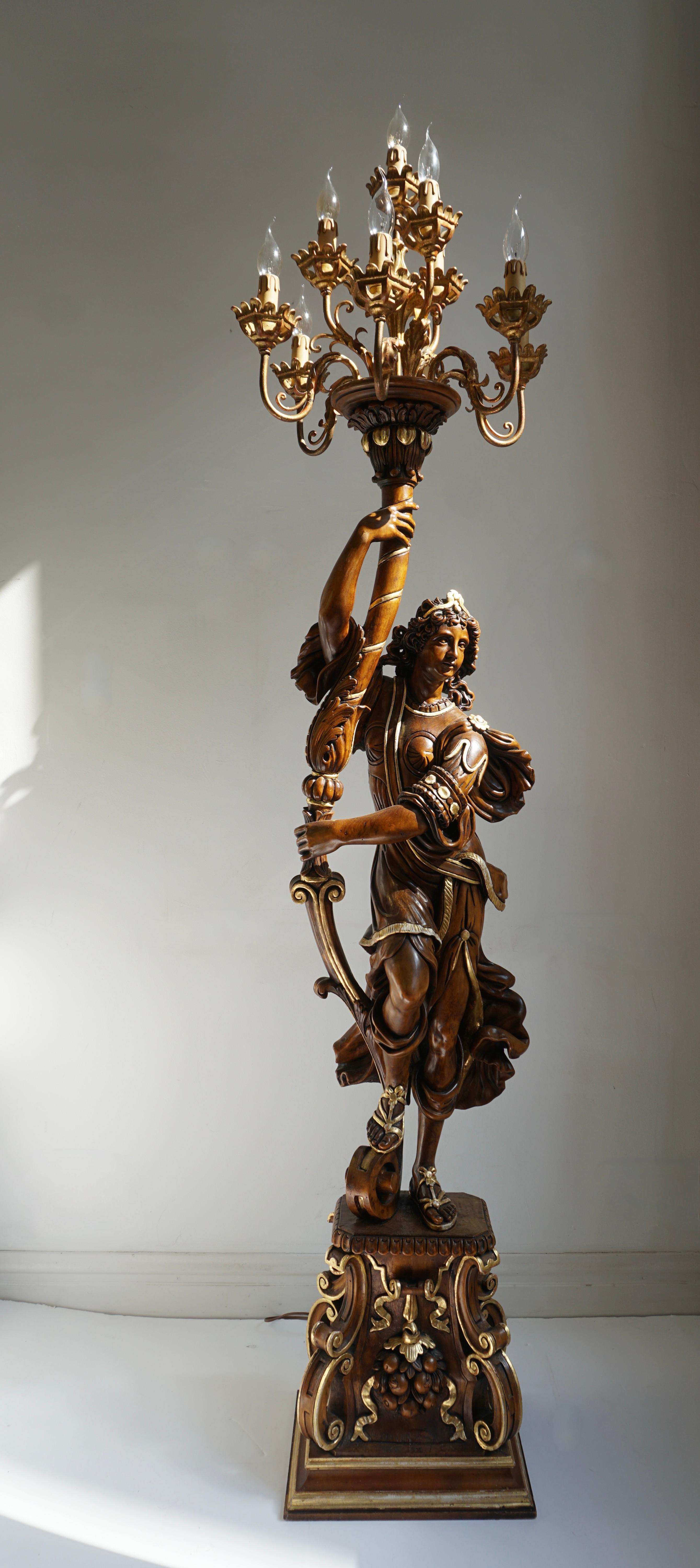 Torchère vénitienne figurative en bois doré italienne Lampadaire candélabre Bon état - En vente à Antwerp, BE