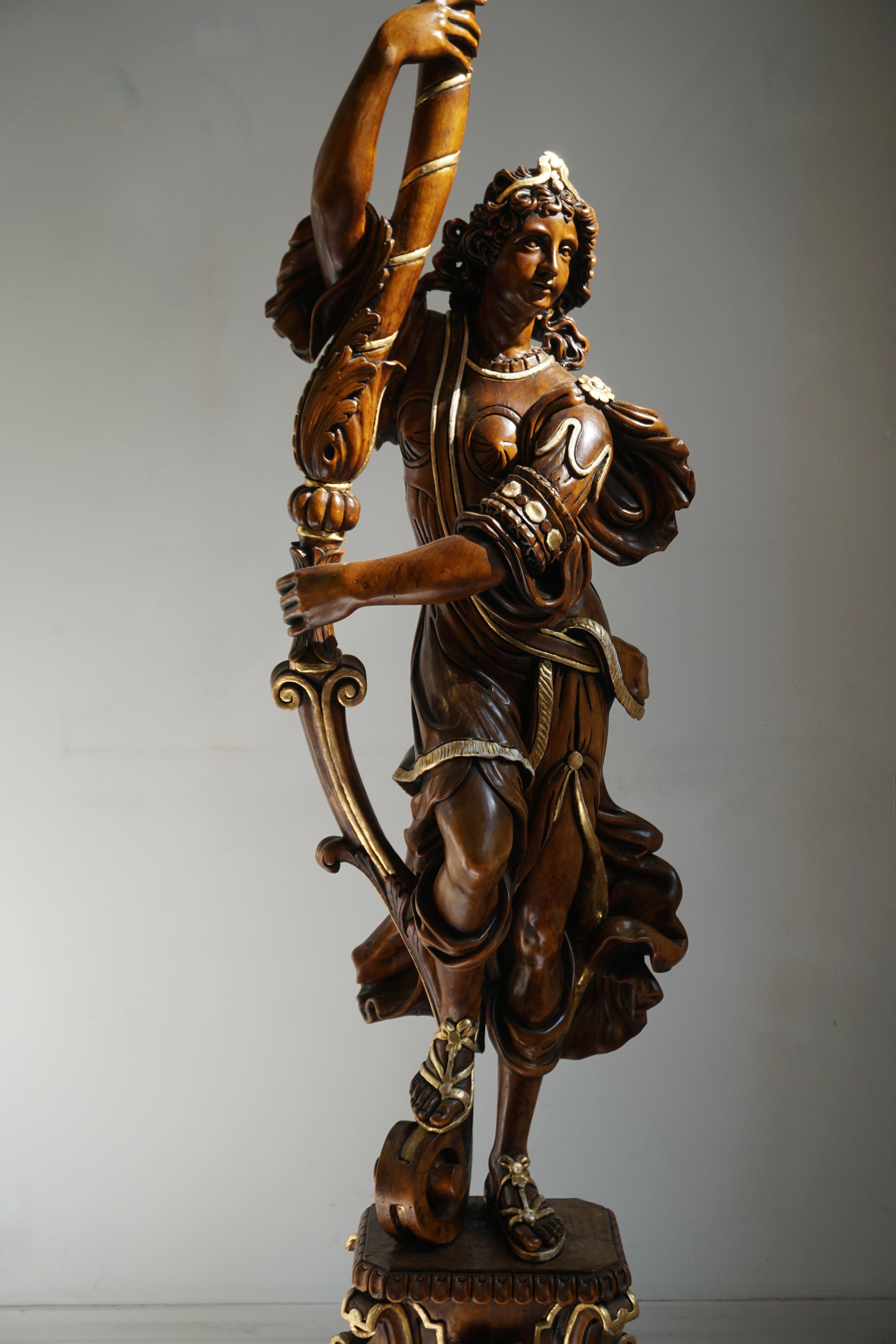 Italian Gilded Wood Venetian Figural Torchère Candelabra Floor Lamp For Sale 1