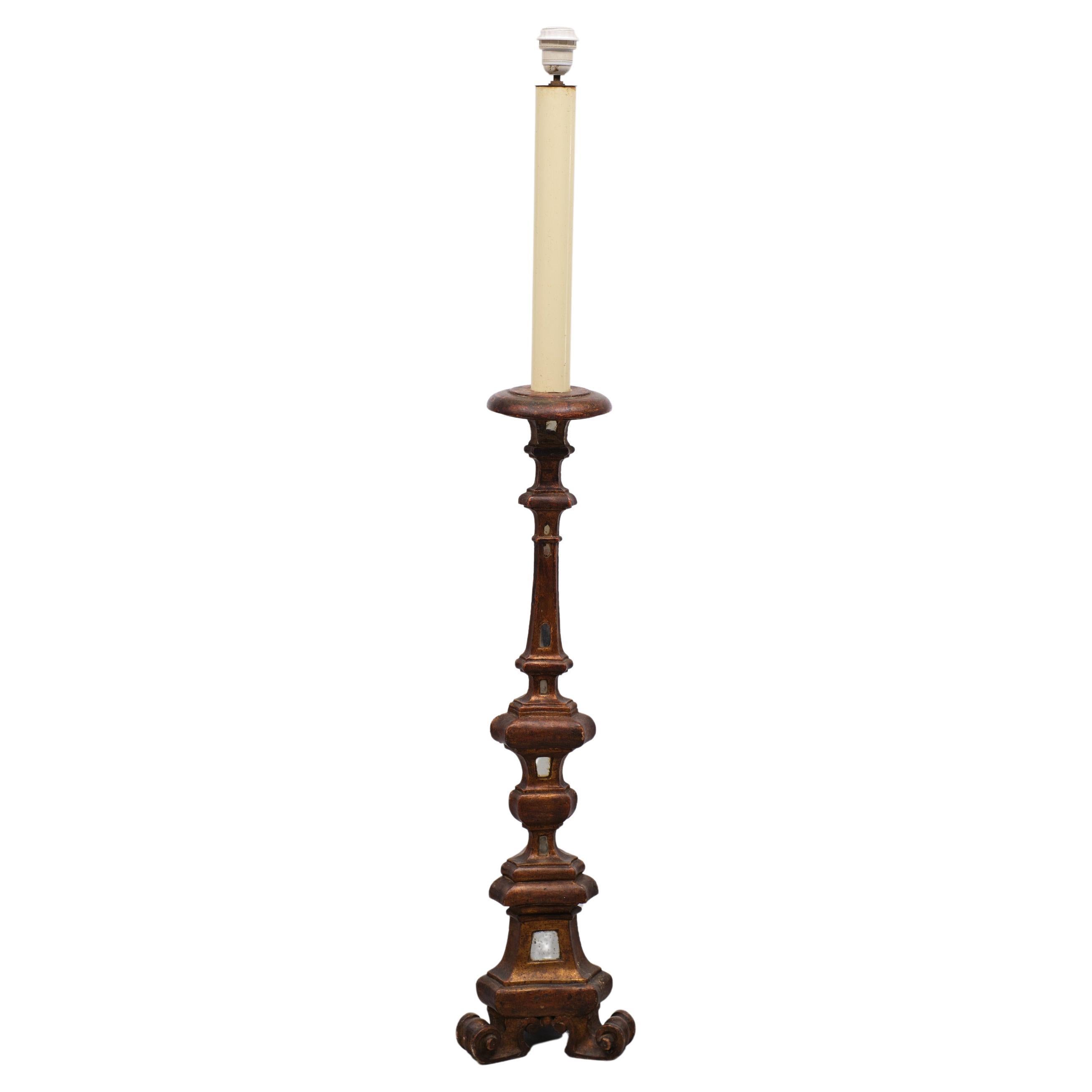 Muy bonita lámpara de pie rococó italiana de madera dorada decorada con pequeños espejos.
Años 50 Se necesita una bombilla E27 grande. 
 Medida: altura sin sombra 135 cm.