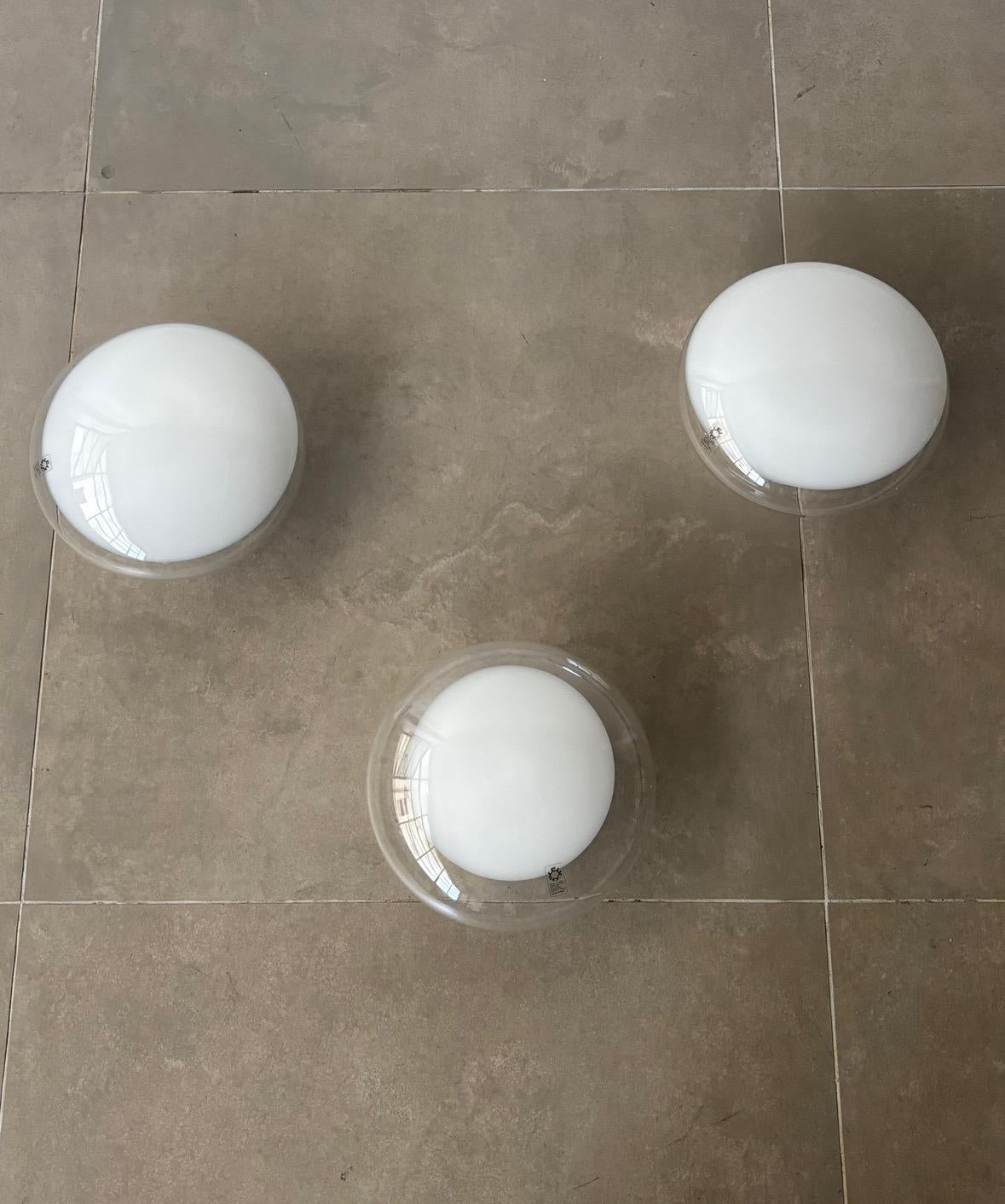 El modelo Gill de Leucos, diseñado en 1962 por Roberto Pamio, fue la primera luminaria producida por la empresa y sigue siendo un icono intemporal del modernismo italiano. Una clase magistral de elegancia discreta, con un globo de cristal soplado a