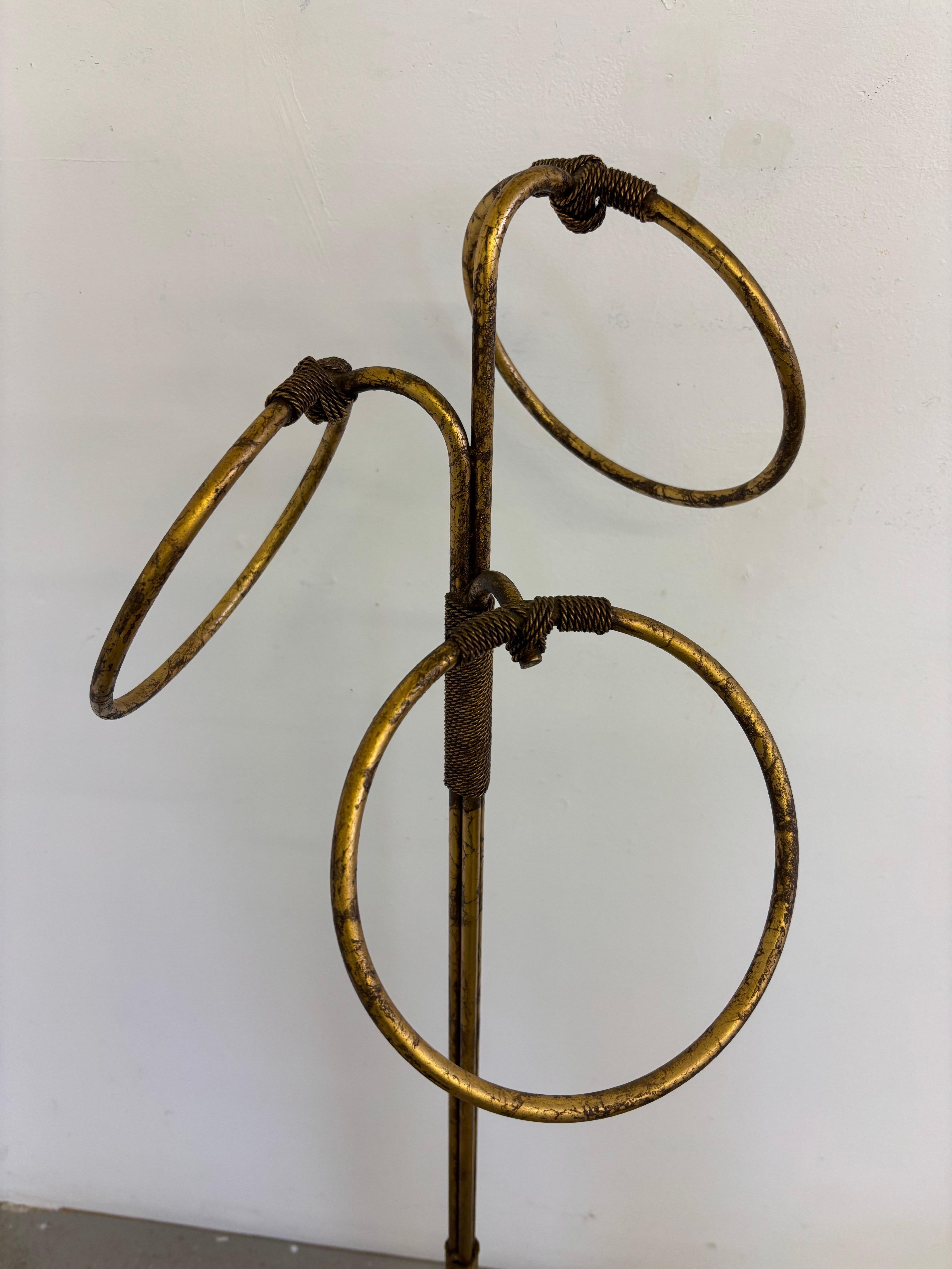 Italienischer 3-Ring-Handtuchhalter aus Metall mit verdrilltem Draht.  Stabil und freistehend!  Das passende Arbeitsplattenmodell ist in einem separaten Angebot aufgeführt.