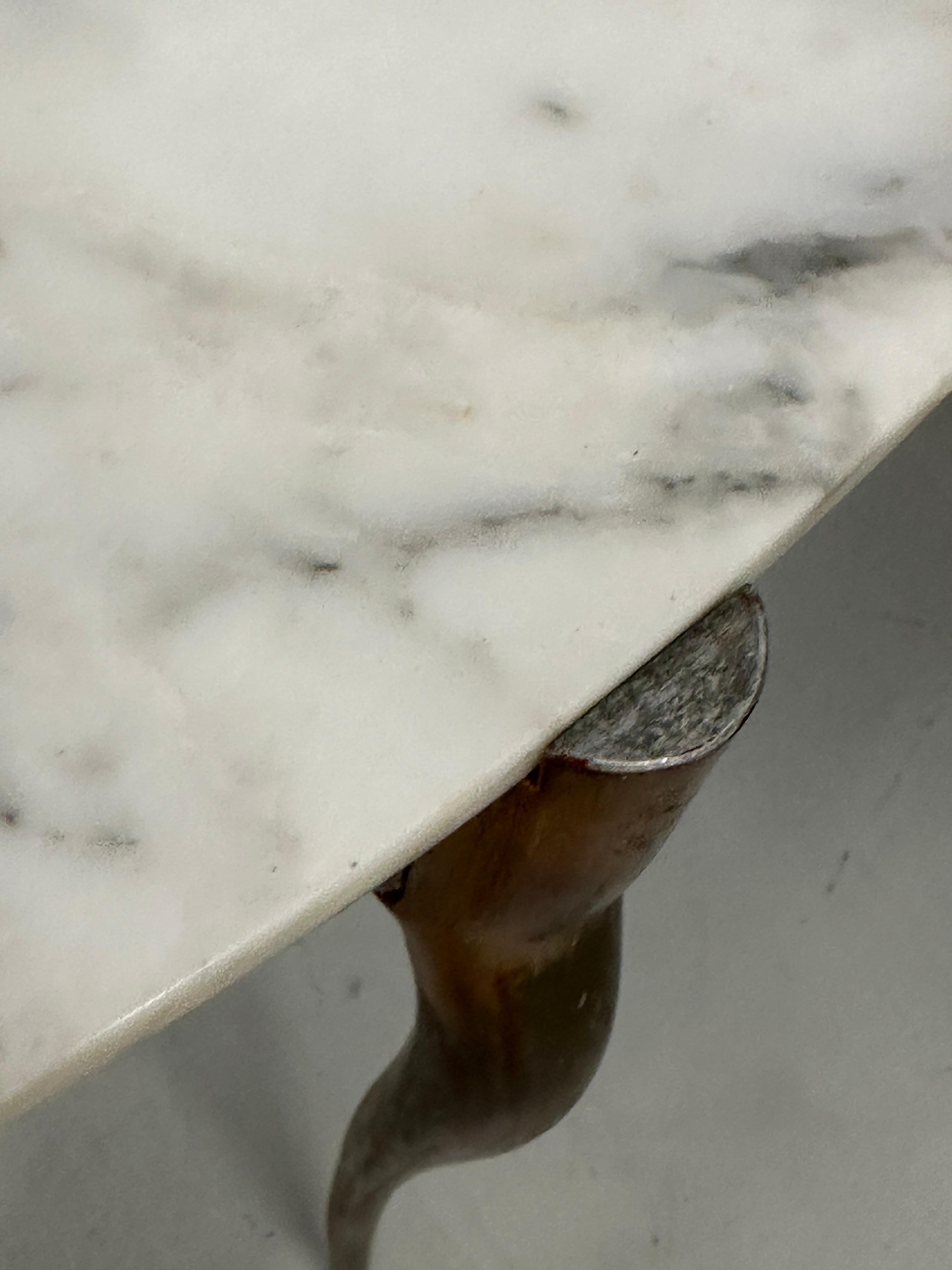 Table de salle à manger italienne en aluminium doré et marbre en vente 6