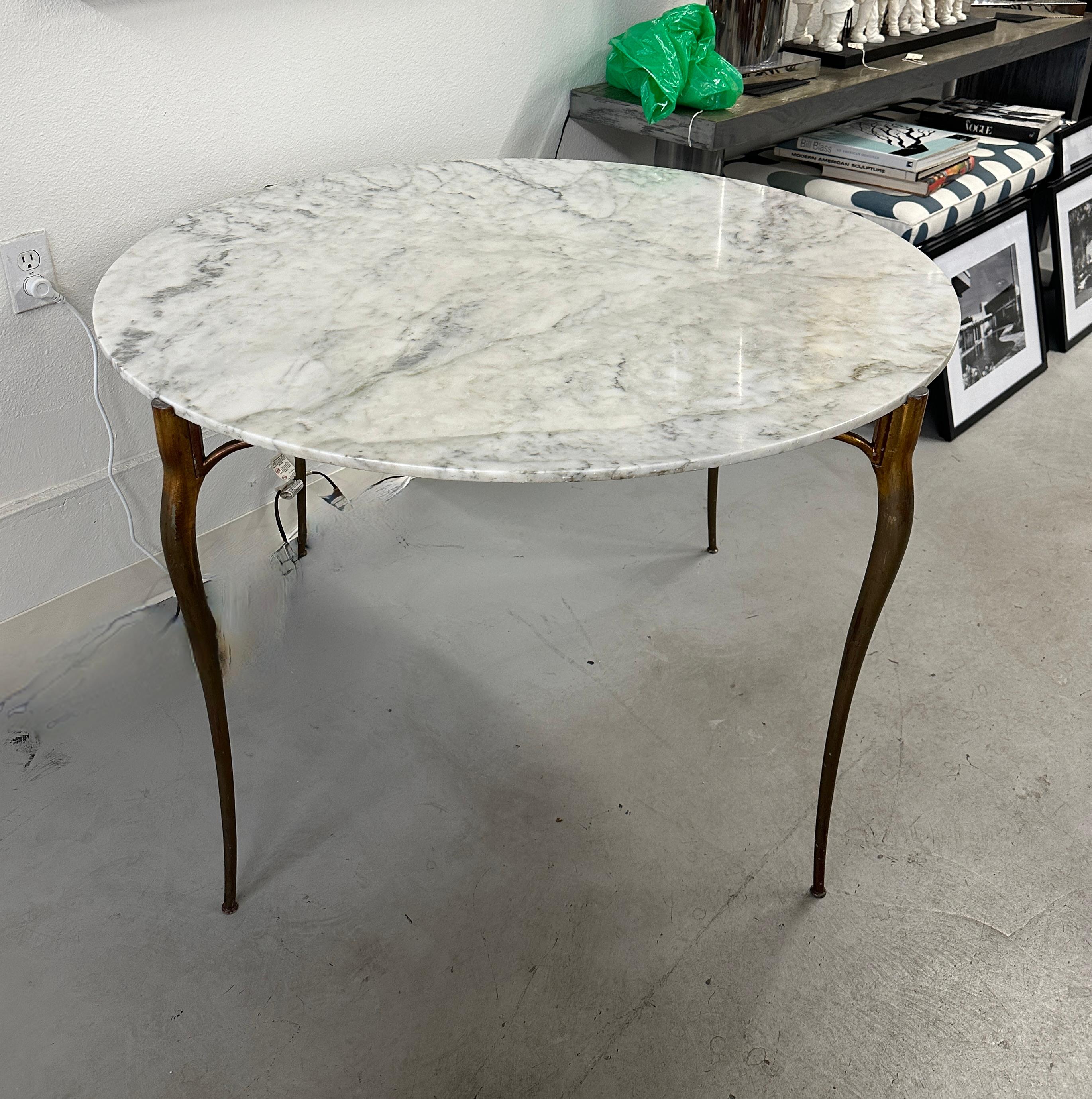 Table de salle à manger italienne en aluminium doré et marbre en vente 10